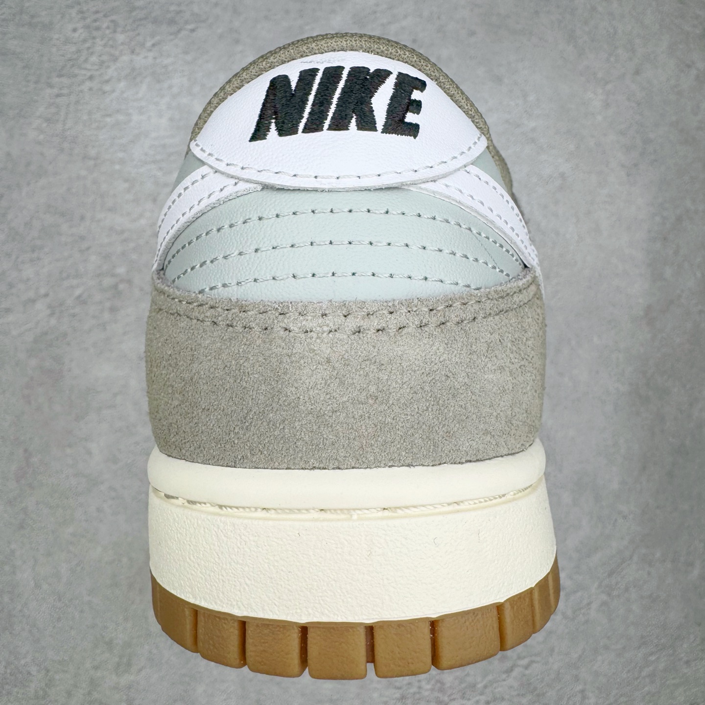 图片[8]-＃YC纯原 NK Dunk Low 灰绿 IB6399-002 实力大厂出品 新配色陆续开发 利润个位数只为口碑 全套原纸板楦头开发 确保原汁原味 完美呈现DUNK版型 一比一鞋头弧度高度鞋身弧度 此版本只针对中端市场 皮料材质有所更替 其他数据细节工艺流程均保持一致 绝不口嗨 细节品控鞋型随意对比 独家私模官方第六代原厂航空铝磨具打磨大底 鞋头坡度极致还原 无解鞋型 原盒原配 圈内天花板工艺 原厂玻璃冲刀 超高清洁度 全鞋零毛边皮料切割 原厂中底布点胶 中底布拉帮走线遵循公司 尺码：36 36.5 37.5 38 38.5 39 40 40.5 41 42 42.5 43 44 44.5 45 46-选品中心