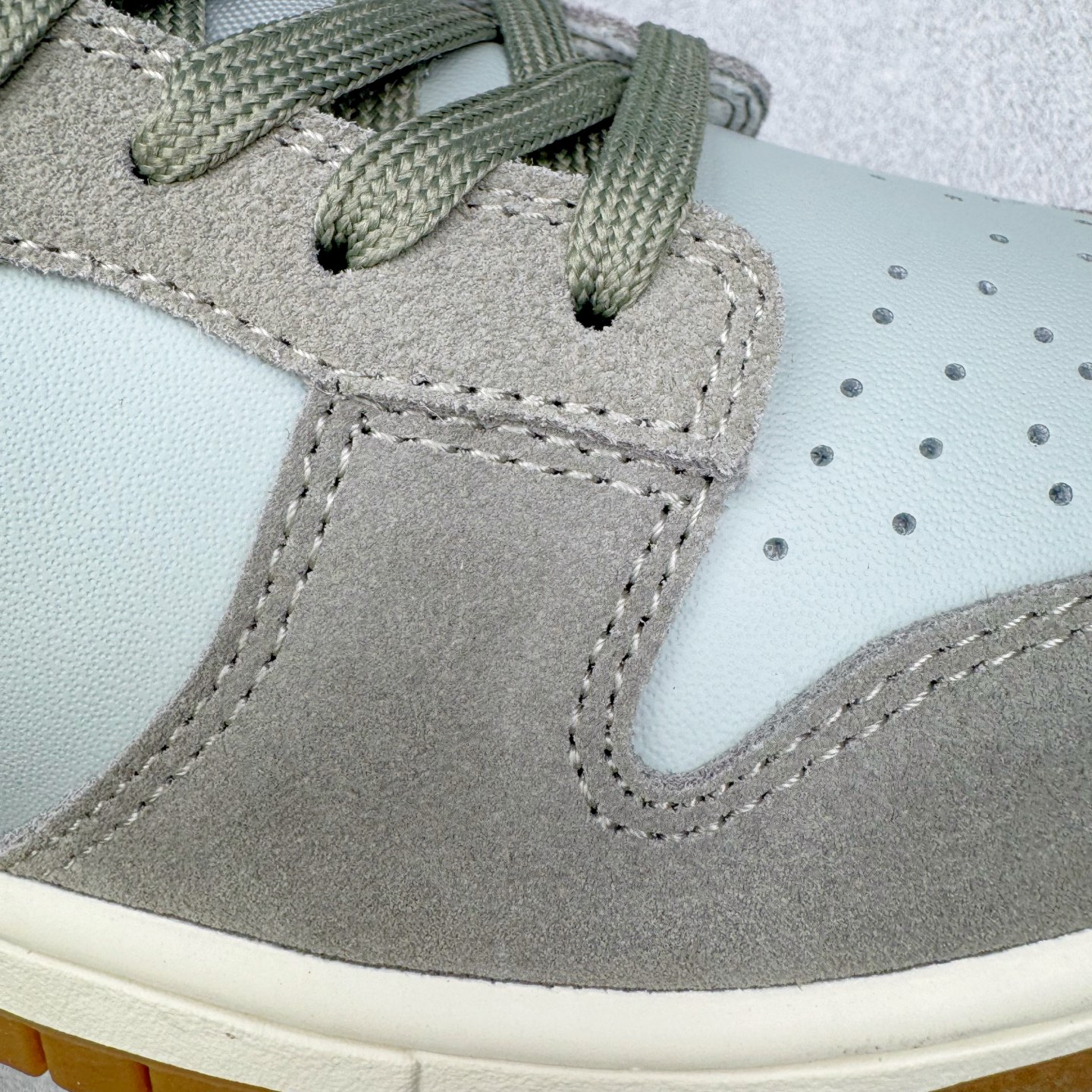 图片[17]-＃YC纯原 NK Dunk Low 灰绿 IB6399-002 实力大厂出品 新配色陆续开发 利润个位数只为口碑 全套原纸板楦头开发 确保原汁原味 完美呈现DUNK版型 一比一鞋头弧度高度鞋身弧度 此版本只针对中端市场 皮料材质有所更替 其他数据细节工艺流程均保持一致 绝不口嗨 细节品控鞋型随意对比 独家私模官方第六代原厂航空铝磨具打磨大底 鞋头坡度极致还原 无解鞋型 原盒原配 圈内天花板工艺 原厂玻璃冲刀 超高清洁度 全鞋零毛边皮料切割 原厂中底布点胶 中底布拉帮走线遵循公司 尺码：36 36.5 37.5 38 38.5 39 40 40.5 41 42 42.5 43 44 44.5 45 46-选品中心