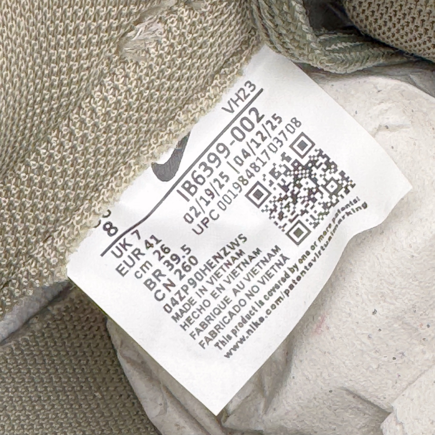 图片[12]-＃YC纯原 NK Dunk Low 灰绿 IB6399-002 实力大厂出品 新配色陆续开发 利润个位数只为口碑 全套原纸板楦头开发 确保原汁原味 完美呈现DUNK版型 一比一鞋头弧度高度鞋身弧度 此版本只针对中端市场 皮料材质有所更替 其他数据细节工艺流程均保持一致 绝不口嗨 细节品控鞋型随意对比 独家私模官方第六代原厂航空铝磨具打磨大底 鞋头坡度极致还原 无解鞋型 原盒原配 圈内天花板工艺 原厂玻璃冲刀 超高清洁度 全鞋零毛边皮料切割 原厂中底布点胶 中底布拉帮走线遵循公司 尺码：36 36.5 37.5 38 38.5 39 40 40.5 41 42 42.5 43 44 44.5 45 46-选品中心