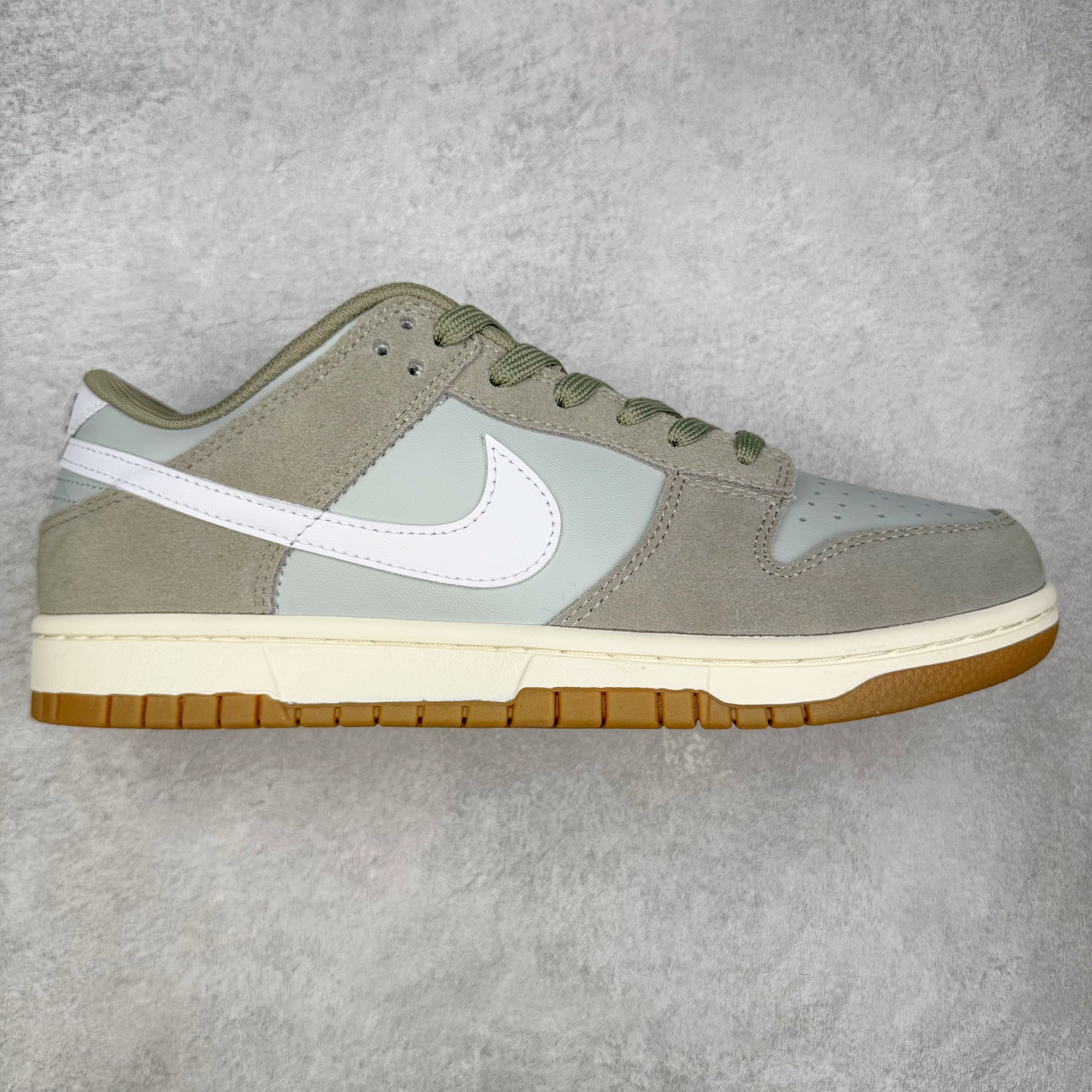 ＃YC纯原 NK Dunk Low 灰绿 IB6399-002 实力大厂出品 新配色陆续开发 利润个位数只为口碑 全套原纸板楦头开发 确保原汁原味 完美呈现DUNK版型 一比一鞋头弧度高度鞋身弧度 此版本只针对中端市场 皮料材质有所更替 其他数据细节工艺流程均保持一致 绝不口嗨 细节品控鞋型随意对比 独家私模官方第六代原厂航空铝磨具打磨大底 鞋头坡度极致还原 无解鞋型 原盒原配 圈内天花板工艺 原厂玻璃冲刀 超高清洁度 全鞋零毛边皮料切割 原厂中底布点胶 中底布拉帮走线遵循公司 尺码：36 36.5 37.5 38 38.5 39 40 40.5 41 42 42.5 43 44 44.5 45 46-选品中心