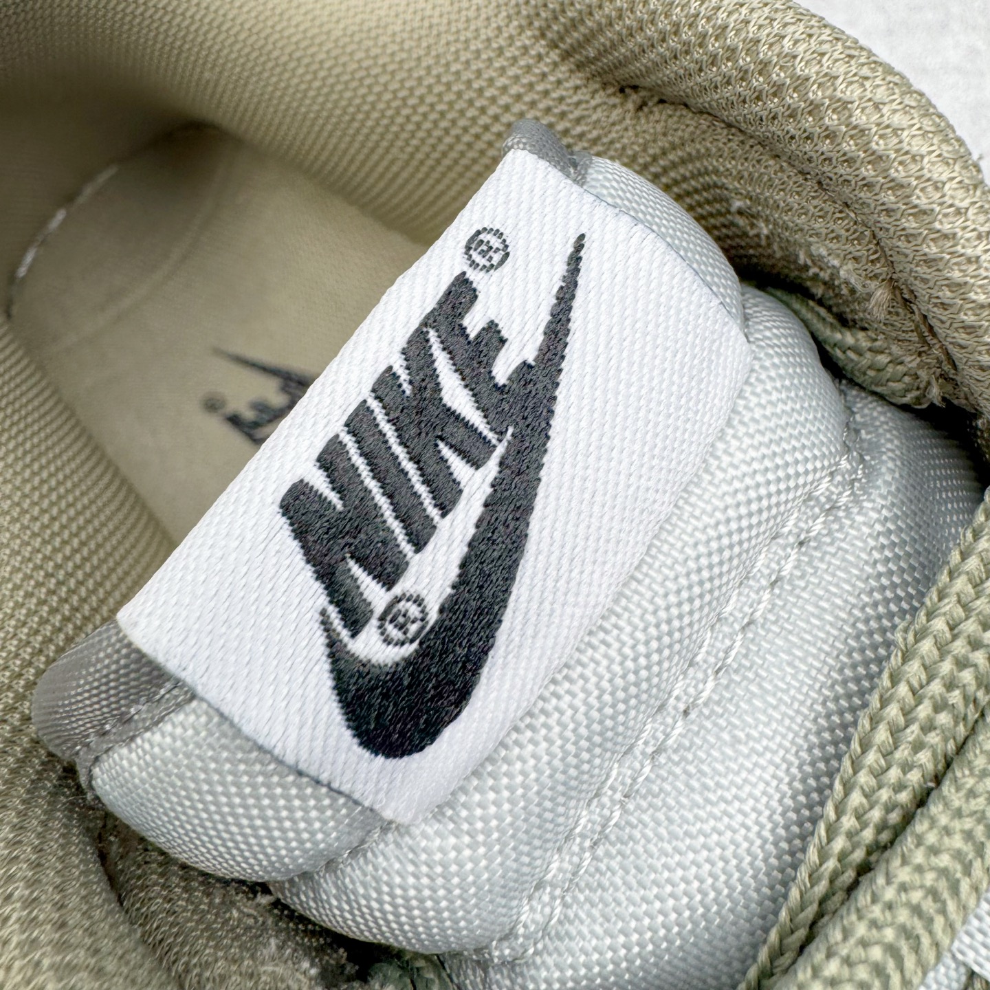 图片[13]-＃YC纯原 NK Dunk Low 灰绿 IB6399-002 实力大厂出品 新配色陆续开发 利润个位数只为口碑 全套原纸板楦头开发 确保原汁原味 完美呈现DUNK版型 一比一鞋头弧度高度鞋身弧度 此版本只针对中端市场 皮料材质有所更替 其他数据细节工艺流程均保持一致 绝不口嗨 细节品控鞋型随意对比 独家私模官方第六代原厂航空铝磨具打磨大底 鞋头坡度极致还原 无解鞋型 原盒原配 圈内天花板工艺 原厂玻璃冲刀 超高清洁度 全鞋零毛边皮料切割 原厂中底布点胶 中底布拉帮走线遵循公司 尺码：36 36.5 37.5 38 38.5 39 40 40.5 41 42 42.5 43 44 44.5 45 46-选品中心