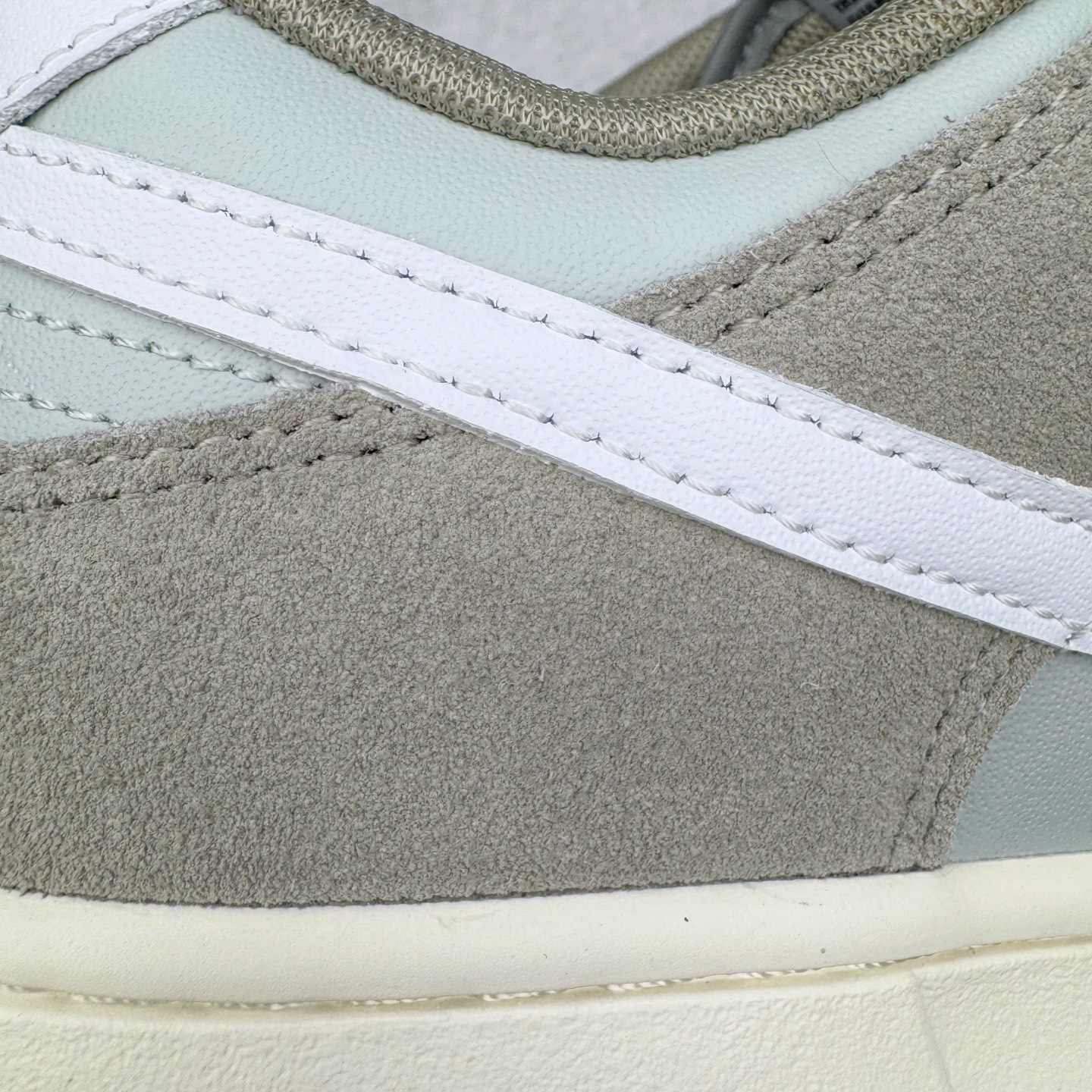 图片[16]-＃YC纯原 NK Dunk Low 灰绿 IB6399-002 实力大厂出品 新配色陆续开发 利润个位数只为口碑 全套原纸板楦头开发 确保原汁原味 完美呈现DUNK版型 一比一鞋头弧度高度鞋身弧度 此版本只针对中端市场 皮料材质有所更替 其他数据细节工艺流程均保持一致 绝不口嗨 细节品控鞋型随意对比 独家私模官方第六代原厂航空铝磨具打磨大底 鞋头坡度极致还原 无解鞋型 原盒原配 圈内天花板工艺 原厂玻璃冲刀 超高清洁度 全鞋零毛边皮料切割 原厂中底布点胶 中底布拉帮走线遵循公司 尺码：36 36.5 37.5 38 38.5 39 40 40.5 41 42 42.5 43 44 44.5 45 46-选品中心