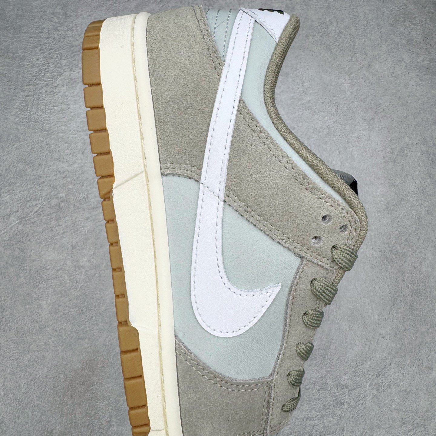 图片[6]-＃YC纯原 NK Dunk Low 灰绿 IB6399-002 实力大厂出品 新配色陆续开发 利润个位数只为口碑 全套原纸板楦头开发 确保原汁原味 完美呈现DUNK版型 一比一鞋头弧度高度鞋身弧度 此版本只针对中端市场 皮料材质有所更替 其他数据细节工艺流程均保持一致 绝不口嗨 细节品控鞋型随意对比 独家私模官方第六代原厂航空铝磨具打磨大底 鞋头坡度极致还原 无解鞋型 原盒原配 圈内天花板工艺 原厂玻璃冲刀 超高清洁度 全鞋零毛边皮料切割 原厂中底布点胶 中底布拉帮走线遵循公司 尺码：36 36.5 37.5 38 38.5 39 40 40.5 41 42 42.5 43 44 44.5 45 46-选品中心