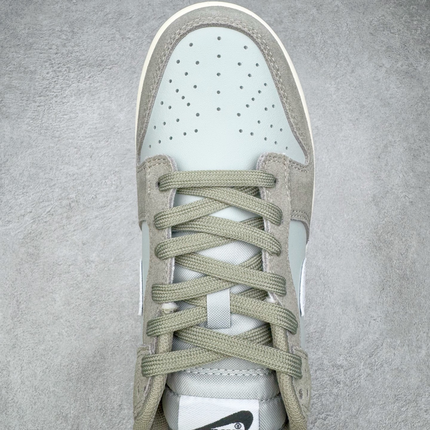 图片[4]-＃YC纯原 NK Dunk Low 灰绿 IB6399-002 实力大厂出品 新配色陆续开发 利润个位数只为口碑 全套原纸板楦头开发 确保原汁原味 完美呈现DUNK版型 一比一鞋头弧度高度鞋身弧度 此版本只针对中端市场 皮料材质有所更替 其他数据细节工艺流程均保持一致 绝不口嗨 细节品控鞋型随意对比 独家私模官方第六代原厂航空铝磨具打磨大底 鞋头坡度极致还原 无解鞋型 原盒原配 圈内天花板工艺 原厂玻璃冲刀 超高清洁度 全鞋零毛边皮料切割 原厂中底布点胶 中底布拉帮走线遵循公司 尺码：36 36.5 37.5 38 38.5 39 40 40.5 41 42 42.5 43 44 44.5 45 46-选品中心