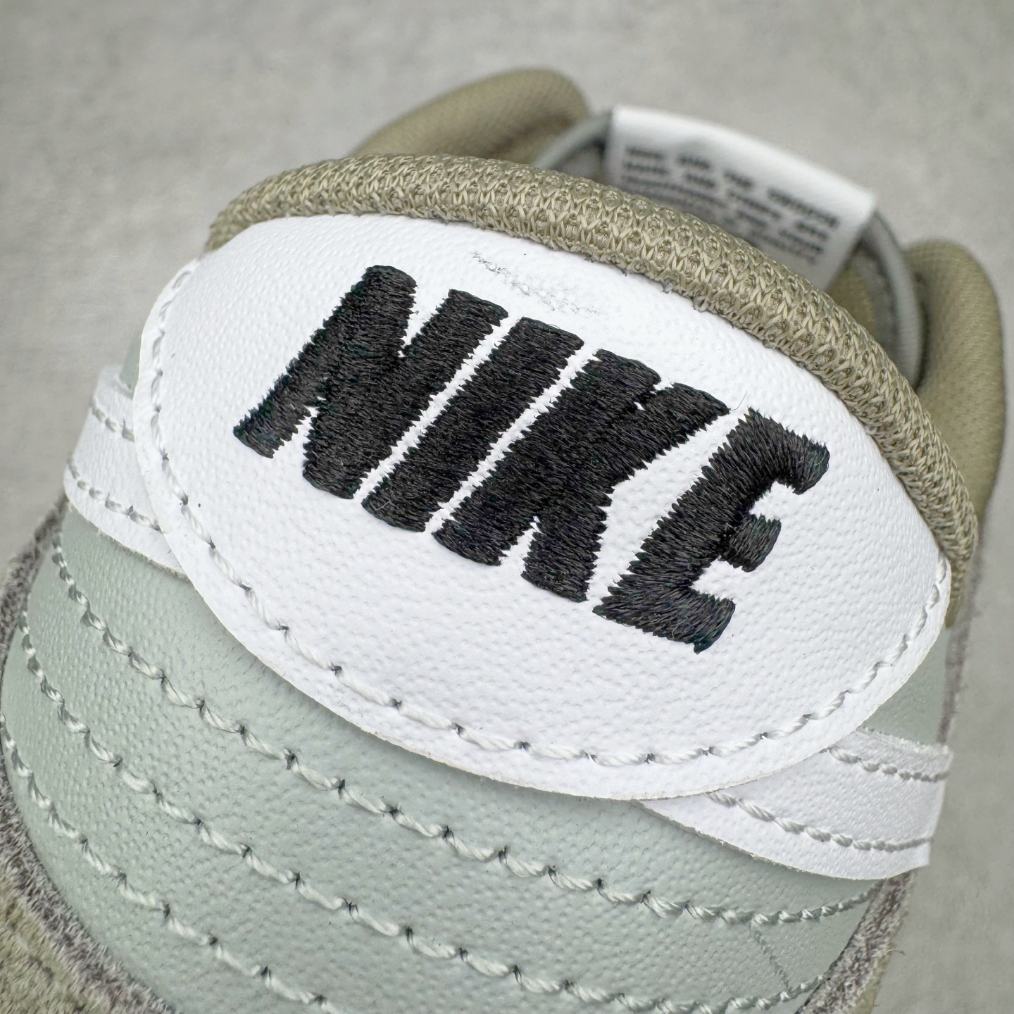 图片[15]-＃YC纯原 NK Dunk Low 灰绿 IB6399-002 实力大厂出品 新配色陆续开发 利润个位数只为口碑 全套原纸板楦头开发 确保原汁原味 完美呈现DUNK版型 一比一鞋头弧度高度鞋身弧度 此版本只针对中端市场 皮料材质有所更替 其他数据细节工艺流程均保持一致 绝不口嗨 细节品控鞋型随意对比 独家私模官方第六代原厂航空铝磨具打磨大底 鞋头坡度极致还原 无解鞋型 原盒原配 圈内天花板工艺 原厂玻璃冲刀 超高清洁度 全鞋零毛边皮料切割 原厂中底布点胶 中底布拉帮走线遵循公司 尺码：36 36.5 37.5 38 38.5 39 40 40.5 41 42 42.5 43 44 44.5 45 46-选品中心