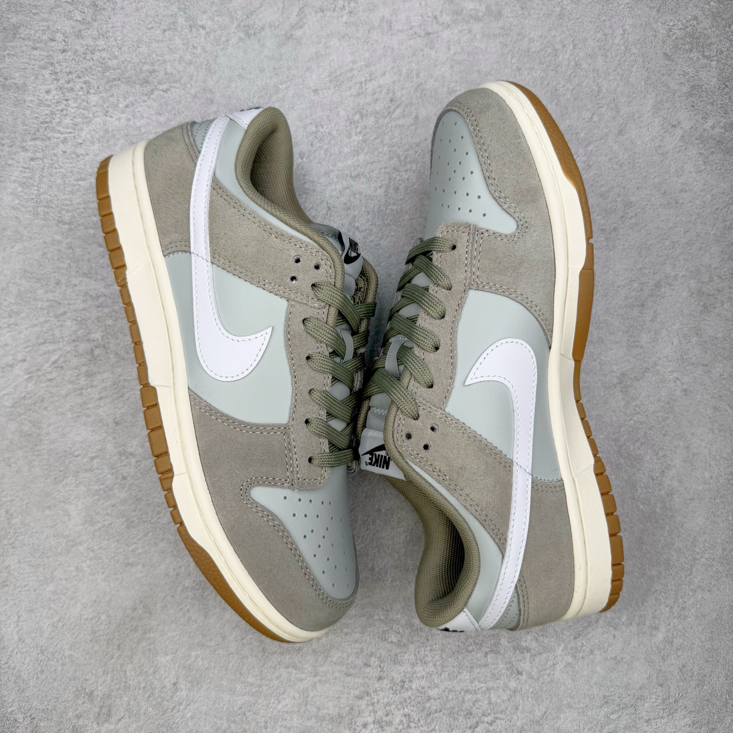 图片[3]-＃YC纯原 NK Dunk Low 灰绿 IB6399-002 实力大厂出品 新配色陆续开发 利润个位数只为口碑 全套原纸板楦头开发 确保原汁原味 完美呈现DUNK版型 一比一鞋头弧度高度鞋身弧度 此版本只针对中端市场 皮料材质有所更替 其他数据细节工艺流程均保持一致 绝不口嗨 细节品控鞋型随意对比 独家私模官方第六代原厂航空铝磨具打磨大底 鞋头坡度极致还原 无解鞋型 原盒原配 圈内天花板工艺 原厂玻璃冲刀 超高清洁度 全鞋零毛边皮料切割 原厂中底布点胶 中底布拉帮走线遵循公司 尺码：36 36.5 37.5 38 38.5 39 40 40.5 41 42 42.5 43 44 44.5 45 46-选品中心