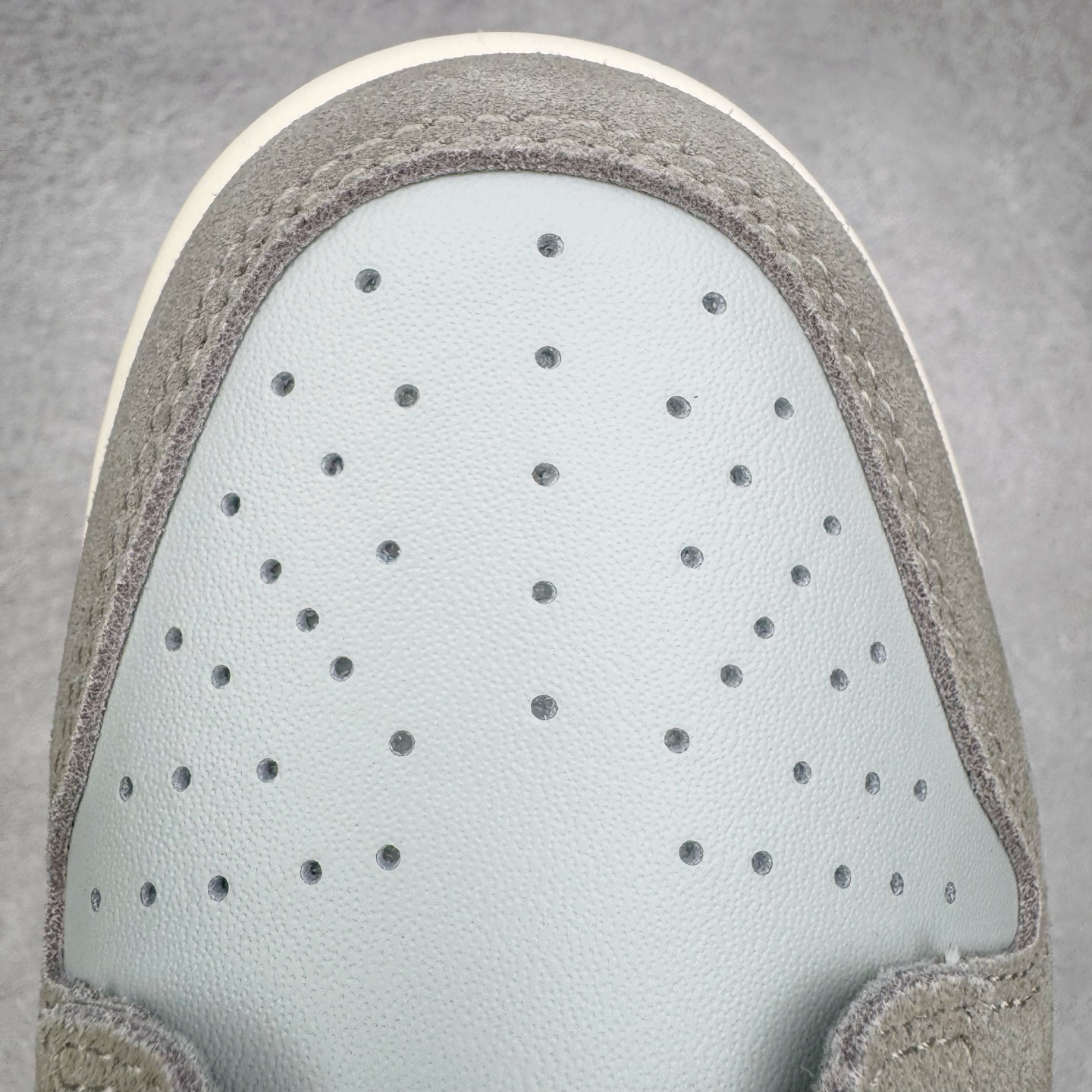 图片[14]-＃YC纯原 NK Dunk Low 灰绿 IB6399-002 实力大厂出品 新配色陆续开发 利润个位数只为口碑 全套原纸板楦头开发 确保原汁原味 完美呈现DUNK版型 一比一鞋头弧度高度鞋身弧度 此版本只针对中端市场 皮料材质有所更替 其他数据细节工艺流程均保持一致 绝不口嗨 细节品控鞋型随意对比 独家私模官方第六代原厂航空铝磨具打磨大底 鞋头坡度极致还原 无解鞋型 原盒原配 圈内天花板工艺 原厂玻璃冲刀 超高清洁度 全鞋零毛边皮料切割 原厂中底布点胶 中底布拉帮走线遵循公司 尺码：36 36.5 37.5 38 38.5 39 40 40.5 41 42 42.5 43 44 44.5 45 46-选品中心