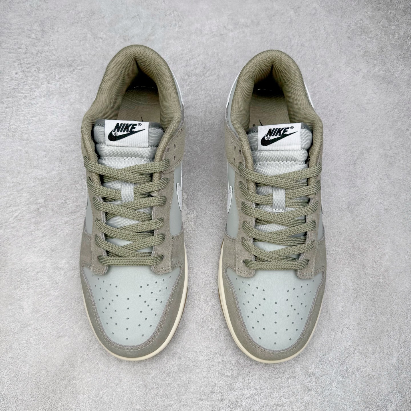 图片[2]-＃YC纯原 NK Dunk Low 灰绿 IB6399-002 实力大厂出品 新配色陆续开发 利润个位数只为口碑 全套原纸板楦头开发 确保原汁原味 完美呈现DUNK版型 一比一鞋头弧度高度鞋身弧度 此版本只针对中端市场 皮料材质有所更替 其他数据细节工艺流程均保持一致 绝不口嗨 细节品控鞋型随意对比 独家私模官方第六代原厂航空铝磨具打磨大底 鞋头坡度极致还原 无解鞋型 原盒原配 圈内天花板工艺 原厂玻璃冲刀 超高清洁度 全鞋零毛边皮料切割 原厂中底布点胶 中底布拉帮走线遵循公司 尺码：36 36.5 37.5 38 38.5 39 40 40.5 41 42 42.5 43 44 44.5 45 46-选品中心