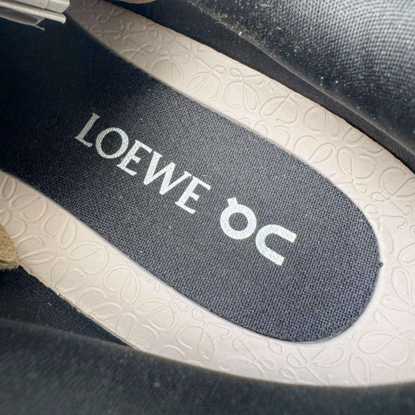 图片[11]-＃M纯原 LOEWE x On Cloudtilt 2.0 昂跑罗意威联名 圆头系带生活休闲鞋 此运动品牌 开创于2010年 缓震着陆、强效回弹、轻柔质感的设计构思始终是ON研制关键 与此同时基于“为全球提供革新性的跑步感受”信念 陆续推出了多款跑鞋及其以专业运动人体跑步工程学为设计关键的功能性跑步服饰设备 让跑者不费力气地畅快畅跑 尺码：36 36.5 37.5 38 38.5 39 40 40.5 41 42 42.5 43 44 44.5 45 46-选品中心