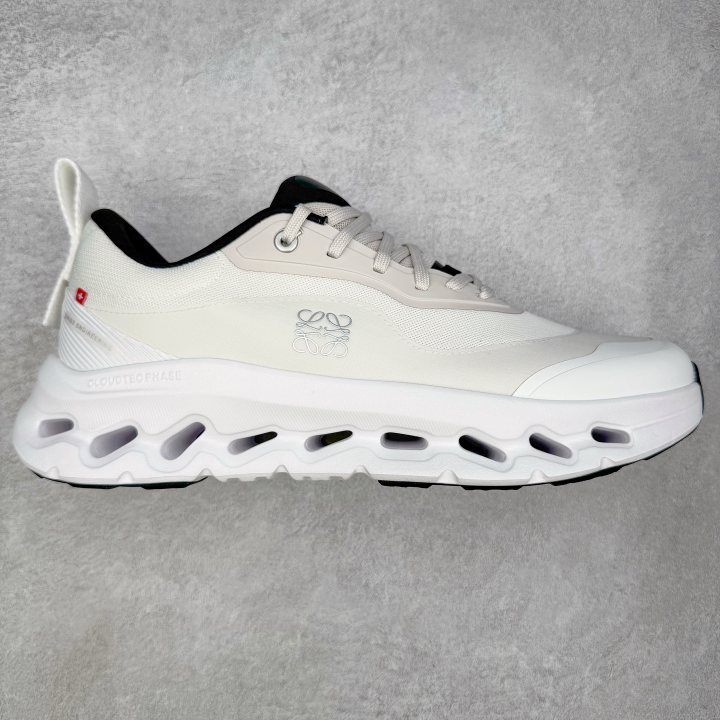 图片[5]-＃M纯原 LOEWE x On Cloudtilt 2.0 昂跑罗意威联名 圆头系带生活休闲鞋 此运动品牌 开创于2010年 缓震着陆、强效回弹、轻柔质感的设计构思始终是ON研制关键 与此同时基于“为全球提供革新性的跑步感受”信念 陆续推出了多款跑鞋及其以专业运动人体跑步工程学为设计关键的功能性跑步服饰设备 让跑者不费力气地畅快畅跑 尺码：36 36.5 37.5 38 38.5 39 40 40.5 41 42 42.5 43 44 44.5 45 46-选品中心