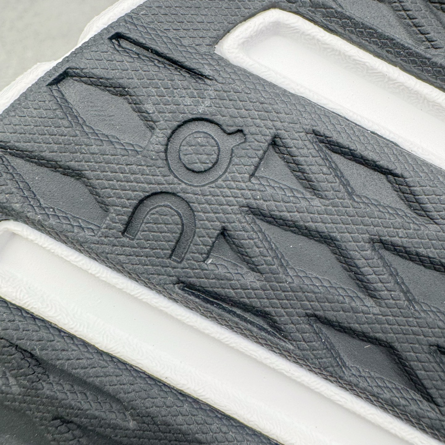 图片[20]-＃M纯原 LOEWE x On Cloudtilt 2.0 昂跑罗意威联名 圆头系带生活休闲鞋 此运动品牌 开创于2010年 缓震着陆、强效回弹、轻柔质感的设计构思始终是ON研制关键 与此同时基于“为全球提供革新性的跑步感受”信念 陆续推出了多款跑鞋及其以专业运动人体跑步工程学为设计关键的功能性跑步服饰设备 让跑者不费力气地畅快畅跑 尺码：36 36.5 37.5 38 38.5 39 40 40.5 41 42 42.5 43 44 44.5 45 46-选品中心