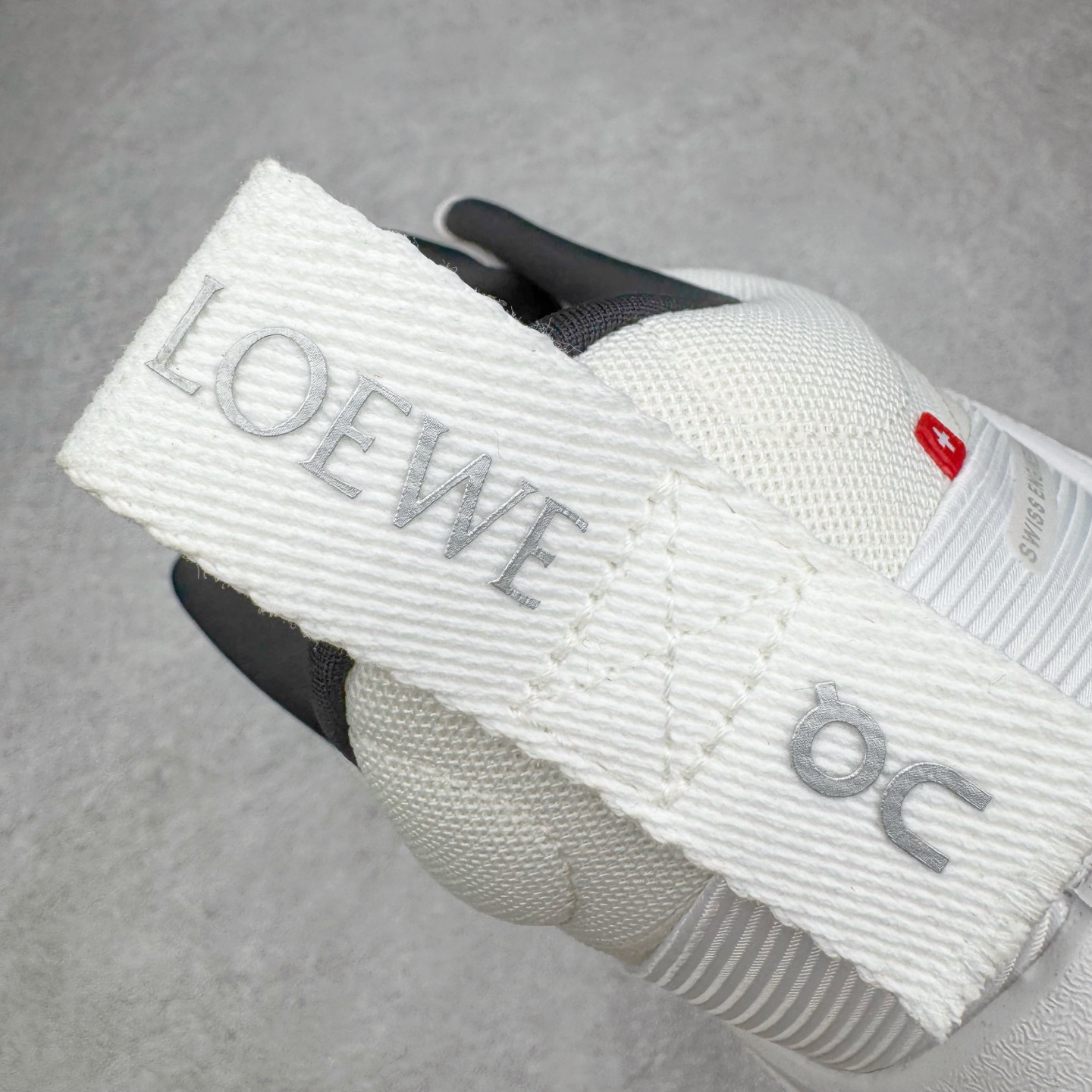 图片[16]-＃M纯原 LOEWE x On Cloudtilt 2.0 昂跑罗意威联名 圆头系带生活休闲鞋 此运动品牌 开创于2010年 缓震着陆、强效回弹、轻柔质感的设计构思始终是ON研制关键 与此同时基于“为全球提供革新性的跑步感受”信念 陆续推出了多款跑鞋及其以专业运动人体跑步工程学为设计关键的功能性跑步服饰设备 让跑者不费力气地畅快畅跑 尺码：36 36.5 37.5 38 38.5 39 40 40.5 41 42 42.5 43 44 44.5 45 46-选品中心