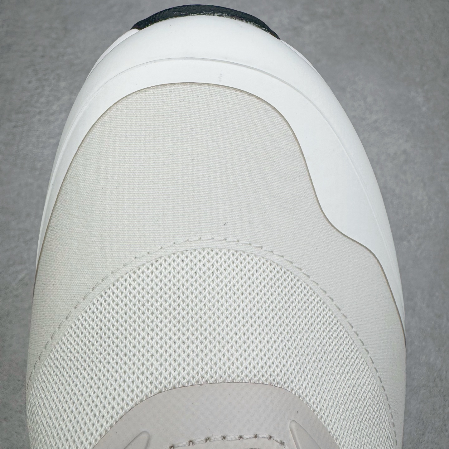 图片[21]-＃M纯原 LOEWE x On Cloudtilt 2.0 昂跑罗意威联名 圆头系带生活休闲鞋 此运动品牌 开创于2010年 缓震着陆、强效回弹、轻柔质感的设计构思始终是ON研制关键 与此同时基于“为全球提供革新性的跑步感受”信念 陆续推出了多款跑鞋及其以专业运动人体跑步工程学为设计关键的功能性跑步服饰设备 让跑者不费力气地畅快畅跑 尺码：36 36.5 37.5 38 38.5 39 40 40.5 41 42 42.5 43 44 44.5 45 46-选品中心