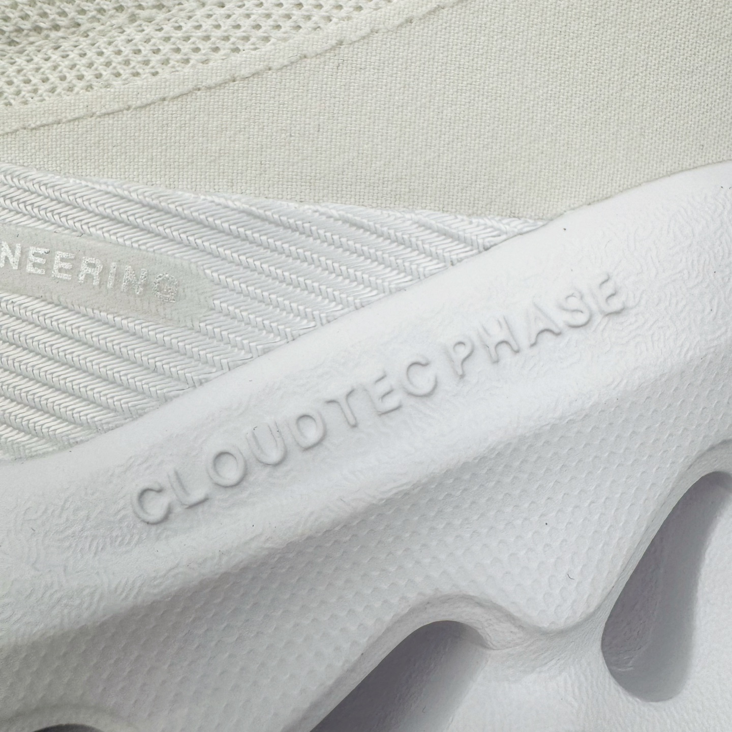 图片[18]-＃M纯原 LOEWE x On Cloudtilt 2.0 昂跑罗意威联名 圆头系带生活休闲鞋 此运动品牌 开创于2010年 缓震着陆、强效回弹、轻柔质感的设计构思始终是ON研制关键 与此同时基于“为全球提供革新性的跑步感受”信念 陆续推出了多款跑鞋及其以专业运动人体跑步工程学为设计关键的功能性跑步服饰设备 让跑者不费力气地畅快畅跑 尺码：36 36.5 37.5 38 38.5 39 40 40.5 41 42 42.5 43 44 44.5 45 46-选品中心