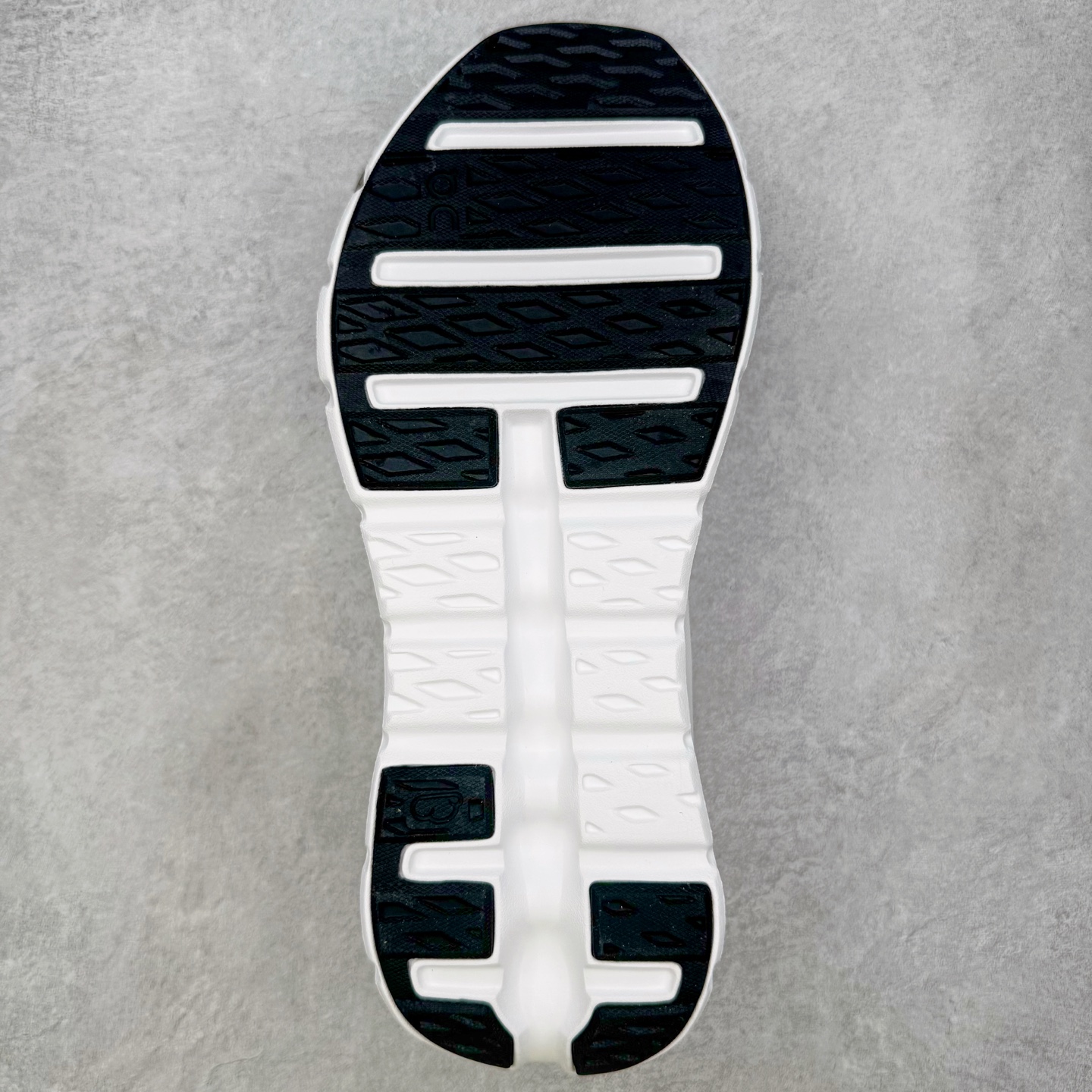 图片[9]-＃M纯原 LOEWE x On Cloudtilt 2.0 昂跑罗意威联名 圆头系带生活休闲鞋 此运动品牌 开创于2010年 缓震着陆、强效回弹、轻柔质感的设计构思始终是ON研制关键 与此同时基于“为全球提供革新性的跑步感受”信念 陆续推出了多款跑鞋及其以专业运动人体跑步工程学为设计关键的功能性跑步服饰设备 让跑者不费力气地畅快畅跑 尺码：36 36.5 37.5 38 38.5 39 40 40.5 41 42 42.5 43 44 44.5 45 46-选品中心