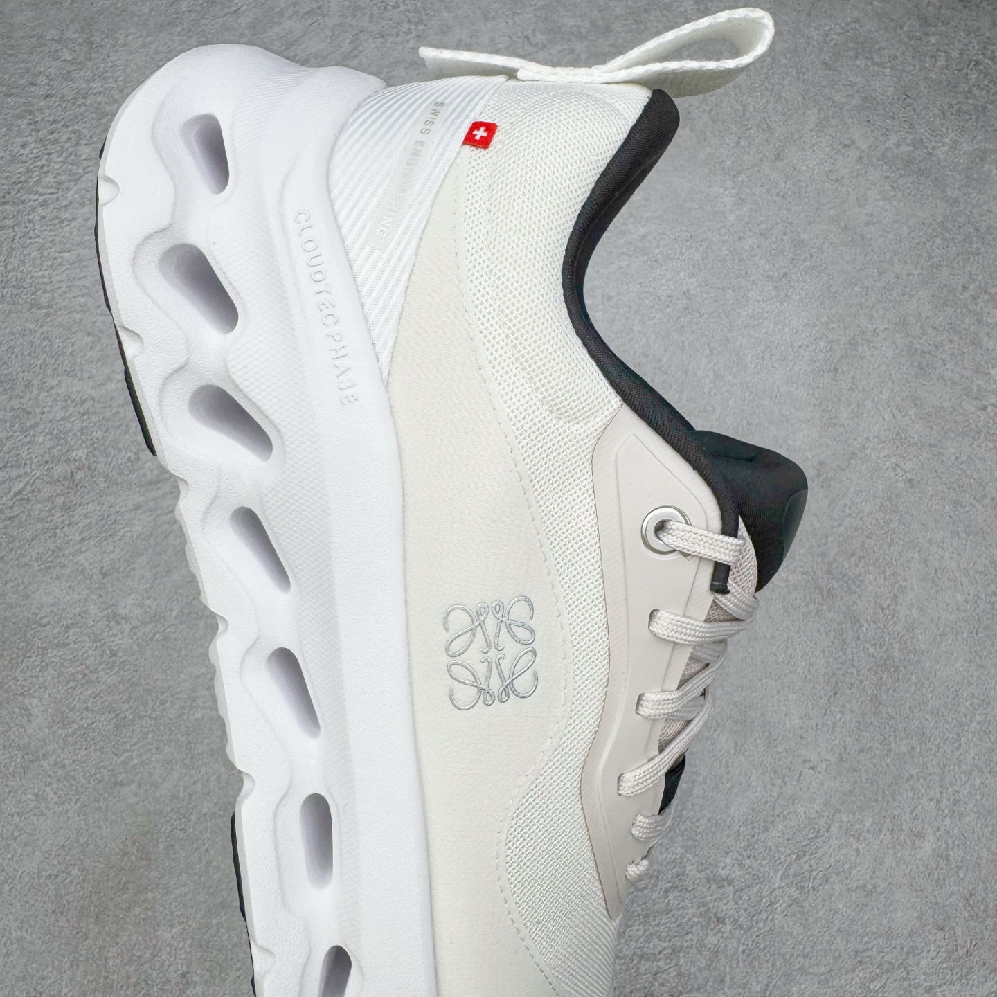 图片[6]-＃M纯原 LOEWE x On Cloudtilt 2.0 昂跑罗意威联名 圆头系带生活休闲鞋 此运动品牌 开创于2010年 缓震着陆、强效回弹、轻柔质感的设计构思始终是ON研制关键 与此同时基于“为全球提供革新性的跑步感受”信念 陆续推出了多款跑鞋及其以专业运动人体跑步工程学为设计关键的功能性跑步服饰设备 让跑者不费力气地畅快畅跑 尺码：36 36.5 37.5 38 38.5 39 40 40.5 41 42 42.5 43 44 44.5 45 46-选品中心