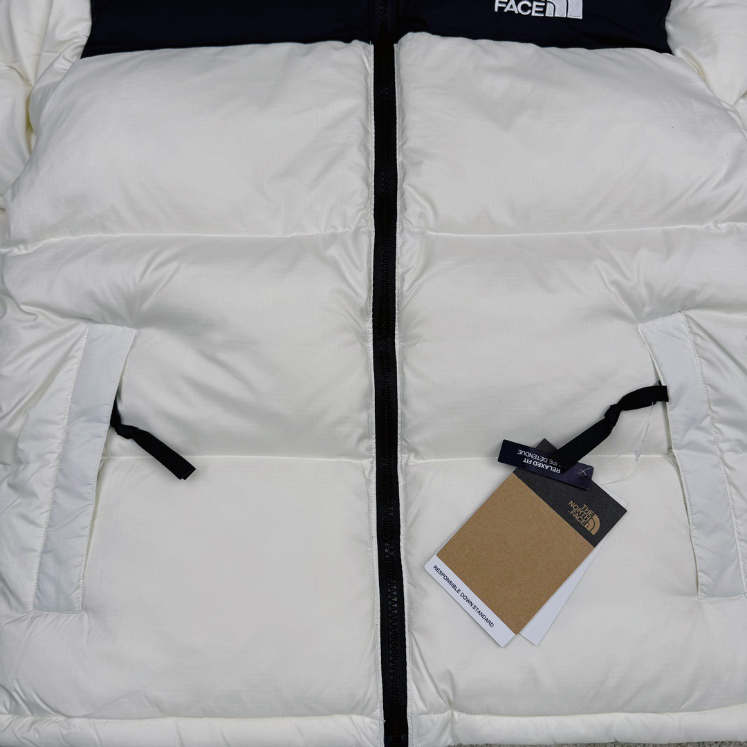 图片[10]-＃K版暖冬福利 THE NORTH FACE 1996 Nuptse 北面经典拼色系列户外羽绒服 全程亲手操刀全程跟踪自主订单 纯正美版原版开发回避市场错误版型雷区 中高端提平台外贸客户首选版本 细节领先市场 专治各种艺术家臭毛病 超低售后率 万件现货 稳定供应 永不断码 独家定制特调绒区分市面低价棉服 充绒380克以上蓬松饱和度上手秒懂 辅料材料均独家定制区分市场粗材劣质 原版定制防水面料随意检测区分市场 全新定制主标NFC 可随意自主手机检测 尺码：XS-XXXL-选品中心