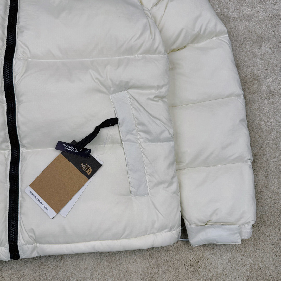 图片[11]-＃K版暖冬福利 THE NORTH FACE 1996 Nuptse 北面经典拼色系列户外羽绒服 全程亲手操刀全程跟踪自主订单 纯正美版原版开发回避市场错误版型雷区 中高端提平台外贸客户首选版本 细节领先市场 专治各种艺术家臭毛病 超低售后率 万件现货 稳定供应 永不断码 独家定制特调绒区分市面低价棉服 充绒380克以上蓬松饱和度上手秒懂 辅料材料均独家定制区分市场粗材劣质 原版定制防水面料随意检测区分市场 全新定制主标NFC 可随意自主手机检测 尺码：XS-XXXL-选品中心