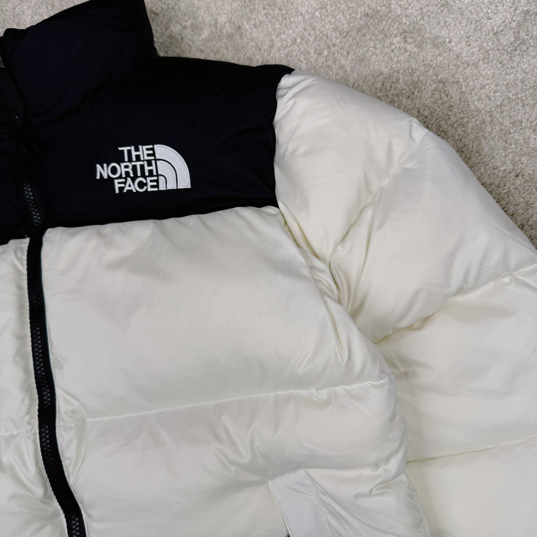 图片[8]-＃K版暖冬福利 THE NORTH FACE 1996 Nuptse 北面经典拼色系列户外羽绒服 全程亲手操刀全程跟踪自主订单 纯正美版原版开发回避市场错误版型雷区 中高端提平台外贸客户首选版本 细节领先市场 专治各种艺术家臭毛病 超低售后率 万件现货 稳定供应 永不断码 独家定制特调绒区分市面低价棉服 充绒380克以上蓬松饱和度上手秒懂 辅料材料均独家定制区分市场粗材劣质 原版定制防水面料随意检测区分市场 全新定制主标NFC 可随意自主手机检测 尺码：XS-XXXL-选品中心