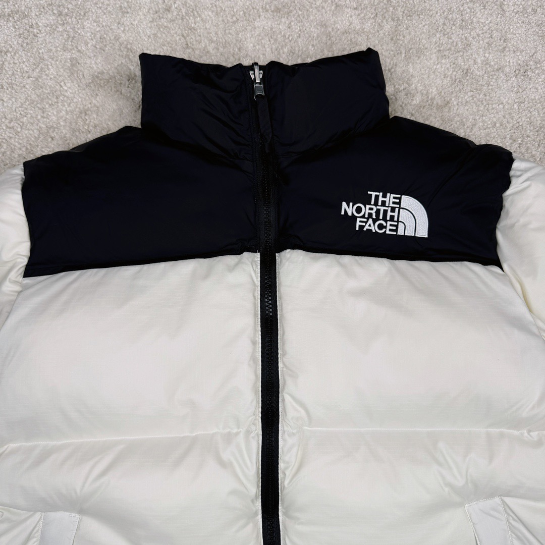 图片[9]-＃K版暖冬福利 THE NORTH FACE 1996 Nuptse 北面经典拼色系列户外羽绒服 全程亲手操刀全程跟踪自主订单 纯正美版原版开发回避市场错误版型雷区 中高端提平台外贸客户首选版本 细节领先市场 专治各种艺术家臭毛病 超低售后率 万件现货 稳定供应 永不断码 独家定制特调绒区分市面低价棉服 充绒380克以上蓬松饱和度上手秒懂 辅料材料均独家定制区分市场粗材劣质 原版定制防水面料随意检测区分市场 全新定制主标NFC 可随意自主手机检测 尺码：XS-XXXL-选品中心