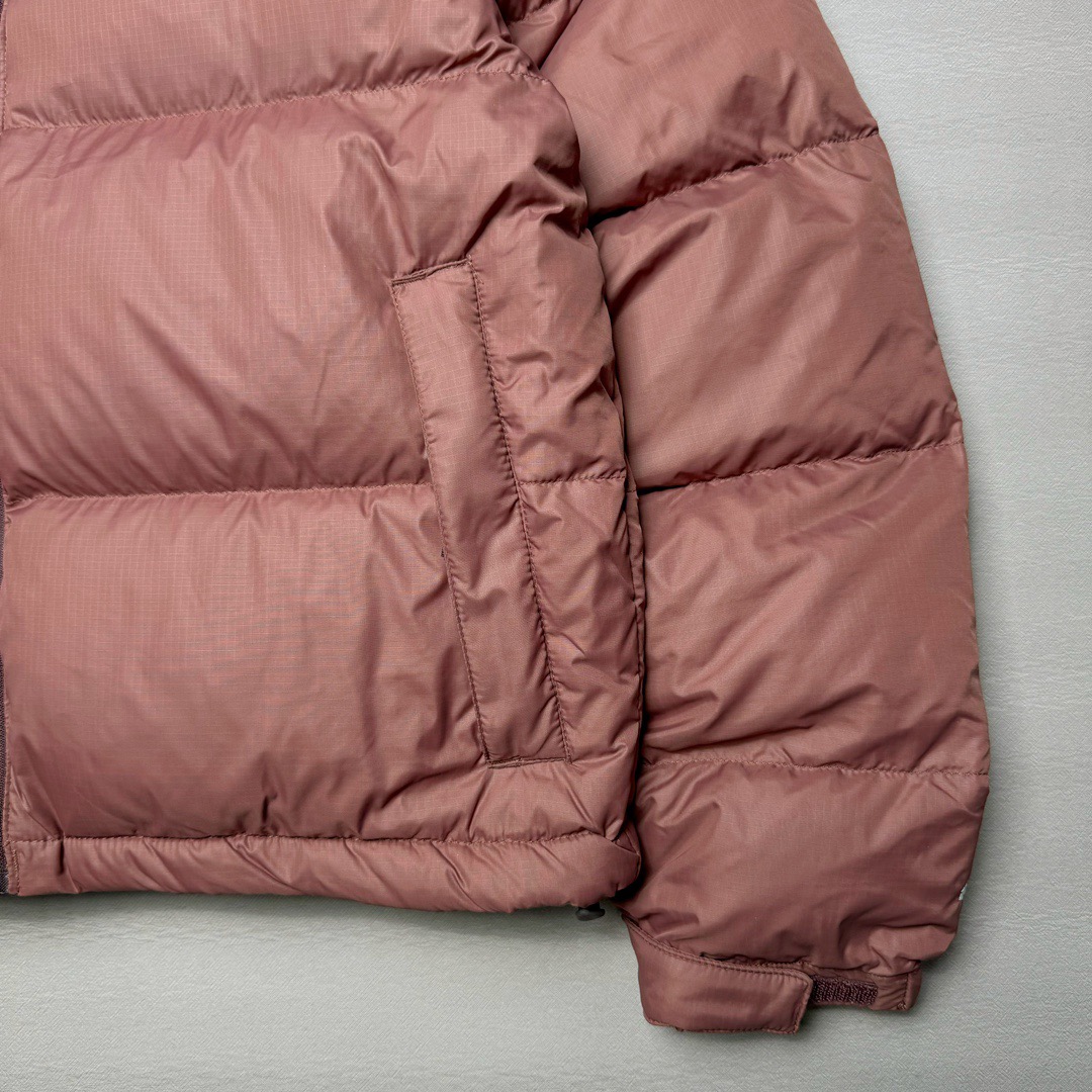 图片[8]-＃K版暖冬福利 THE NORTH FACE 1996 Nuptse 北面经典拼色系列户外羽绒服 全程亲手操刀全程跟踪自主订单 纯正美版原版开发回避市场错误版型雷区 中高端提平台外贸客户首选版本 细节领先市场 专治各种艺术家臭毛病 超低售后率 万件现货 稳定供应 永不断码 独家定制特调绒区分市面低价棉服 充绒380克以上蓬松饱和度上手秒懂 辅料材料均独家定制区分市场粗材劣质 原版定制防水面料随意检测区分市场 全新定制主标NFC 可随意自主手机检测 尺码：XS-XXXL-选品中心