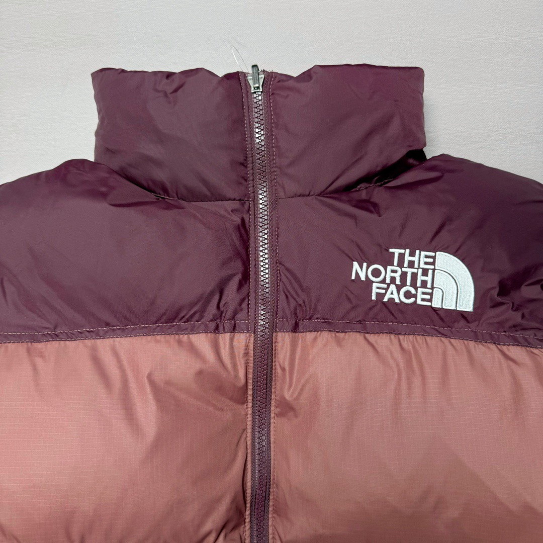 图片[4]-＃K版暖冬福利 THE NORTH FACE 1996 Nuptse 北面经典拼色系列户外羽绒服 全程亲手操刀全程跟踪自主订单 纯正美版原版开发回避市场错误版型雷区 中高端提平台外贸客户首选版本 细节领先市场 专治各种艺术家臭毛病 超低售后率 万件现货 稳定供应 永不断码 独家定制特调绒区分市面低价棉服 充绒380克以上蓬松饱和度上手秒懂 辅料材料均独家定制区分市场粗材劣质 原版定制防水面料随意检测区分市场 全新定制主标NFC 可随意自主手机检测 尺码：XS-XXXL-选品中心