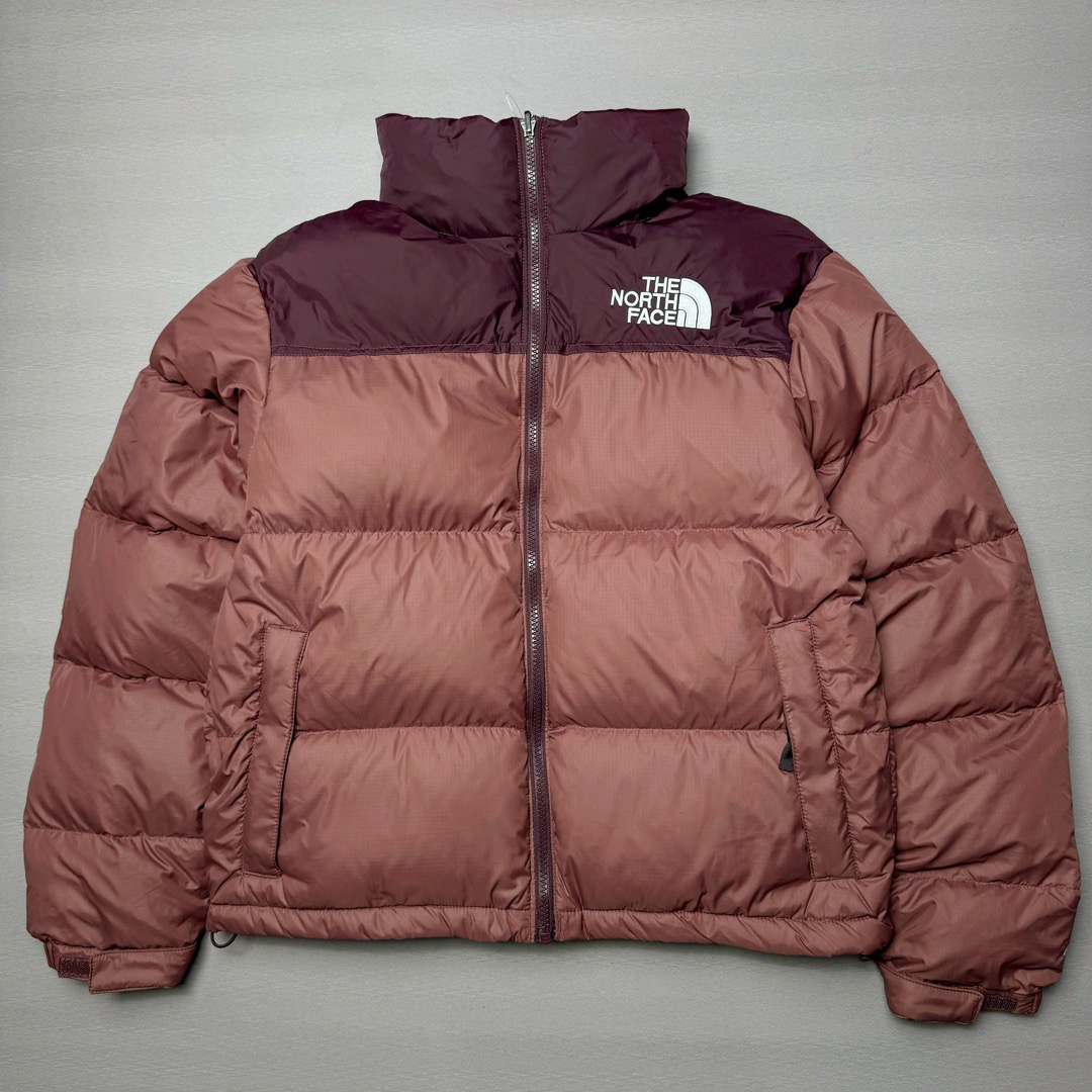 ＃K版暖冬福利 THE NORTH FACE 1996 Nuptse 北面经典拼色系列户外羽绒服 全程亲手操刀全程跟踪自主订单 纯正美版原版开发回避市场错误版型雷区 中高端提平台外贸客户首选版本 细节领先市场 专治各种艺术家臭毛病 超低售后率 万件现货 稳定供应 永不断码 独家定制特调绒区分市面低价棉服 充绒380克以上蓬松饱和度上手秒懂 辅料材料均独家定制区分市场粗材劣质 原版定制防水面料随意检测区分市场 全新定制主标NFC 可随意自主手机检测 尺码：XS-XXXL-选品中心