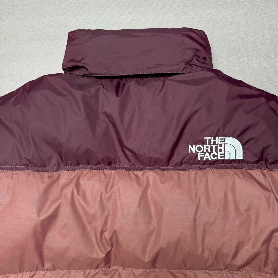 图片[6]-＃K版暖冬福利 THE NORTH FACE 1996 Nuptse 北面经典拼色系列户外羽绒服 全程亲手操刀全程跟踪自主订单 纯正美版原版开发回避市场错误版型雷区 中高端提平台外贸客户首选版本 细节领先市场 专治各种艺术家臭毛病 超低售后率 万件现货 稳定供应 永不断码 独家定制特调绒区分市面低价棉服 充绒380克以上蓬松饱和度上手秒懂 辅料材料均独家定制区分市场粗材劣质 原版定制防水面料随意检测区分市场 全新定制主标NFC 可随意自主手机检测 尺码：XS-XXXL-选品中心