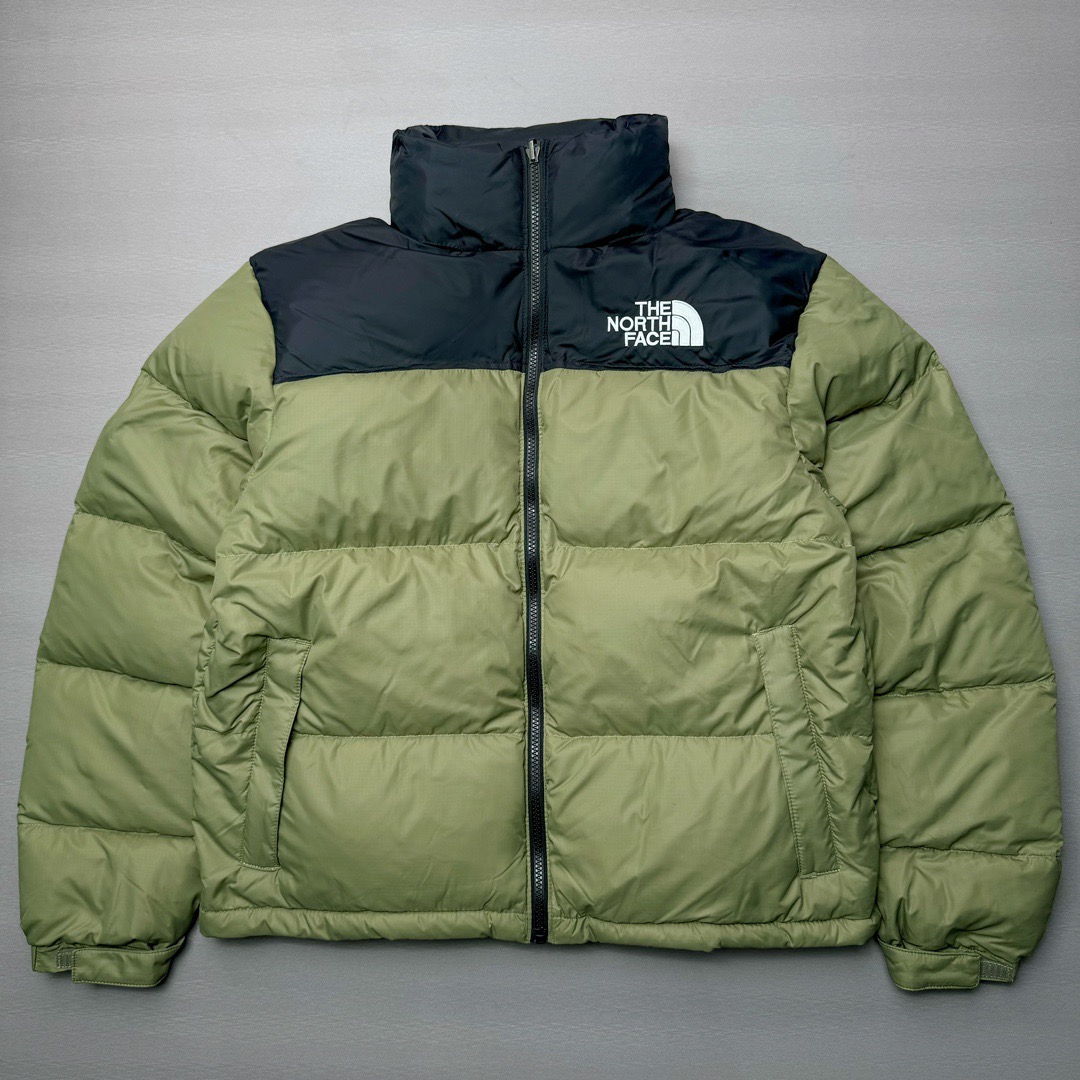 ＃K版暖冬福利 THE NORTH FACE 1996 Nuptse 北面经典拼色系列户外羽绒服 全程亲手操刀全程跟踪自主订单 纯正美版原版开发回避市场错误版型雷区 中高端提平台外贸客户首选版本 细节领先市场 专治各种艺术家臭毛病 超低售后率 万件现货 稳定供应 永不断码 独家定制特调绒区分市面低价棉服 充绒380克以上蓬松饱和度上手秒懂 辅料材料均独家定制区分市场粗材劣质 原版定制防水面料随意检测区分市场 全新定制主标NFC 可随意自主手机检测 尺码：XS-XXXL-选品中心
