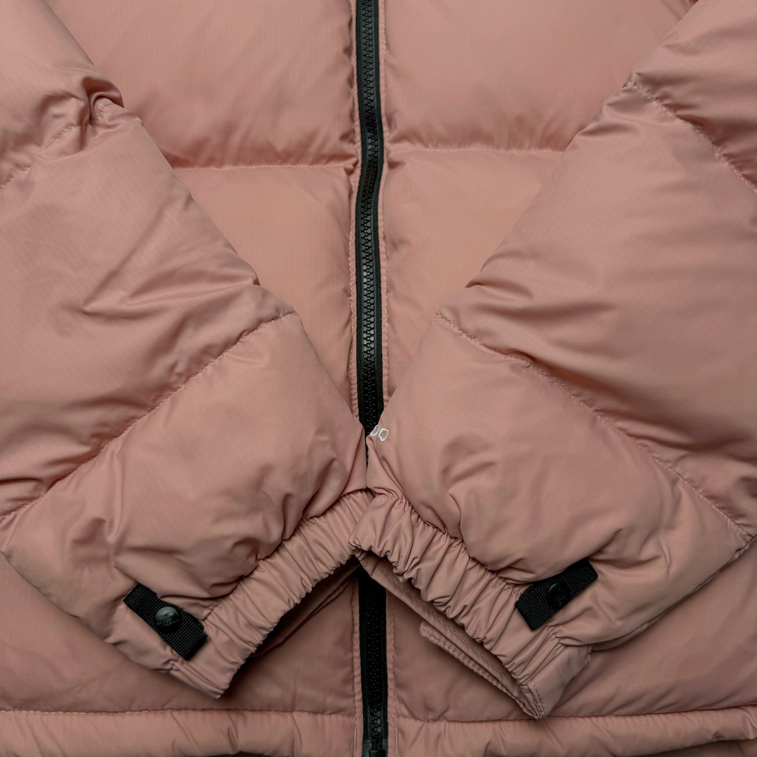 图片[11]-＃K版暖冬福利 THE NORTH FACE 1996 Nuptse 北面经典拼色系列户外羽绒服 全程亲手操刀全程跟踪自主订单 纯正美版原版开发回避市场错误版型雷区 中高端提平台外贸客户首选版本 细节领先市场 专治各种艺术家臭毛病 超低售后率 万件现货 稳定供应 永不断码 独家定制特调绒区分市面低价棉服 充绒380克以上蓬松饱和度上手秒懂 辅料材料均独家定制区分市场粗材劣质 原版定制防水面料随意检测区分市场 全新定制主标NFC 可随意自主手机检测 尺码：XS-XXXL-选品中心
