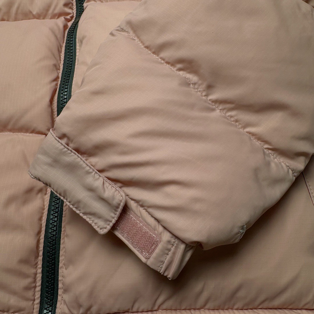 图片[9]-＃K版暖冬福利 THE NORTH FACE 1996 Nuptse 北面经典拼色系列户外羽绒服 全程亲手操刀全程跟踪自主订单 纯正美版原版开发回避市场错误版型雷区 中高端提平台外贸客户首选版本 细节领先市场 专治各种艺术家臭毛病 超低售后率 万件现货 稳定供应 永不断码 独家定制特调绒区分市面低价棉服 充绒380克以上蓬松饱和度上手秒懂 辅料材料均独家定制区分市场粗材劣质 原版定制防水面料随意检测区分市场 全新定制主标NFC 可随意自主手机检测 尺码：XS-XXXL-选品中心