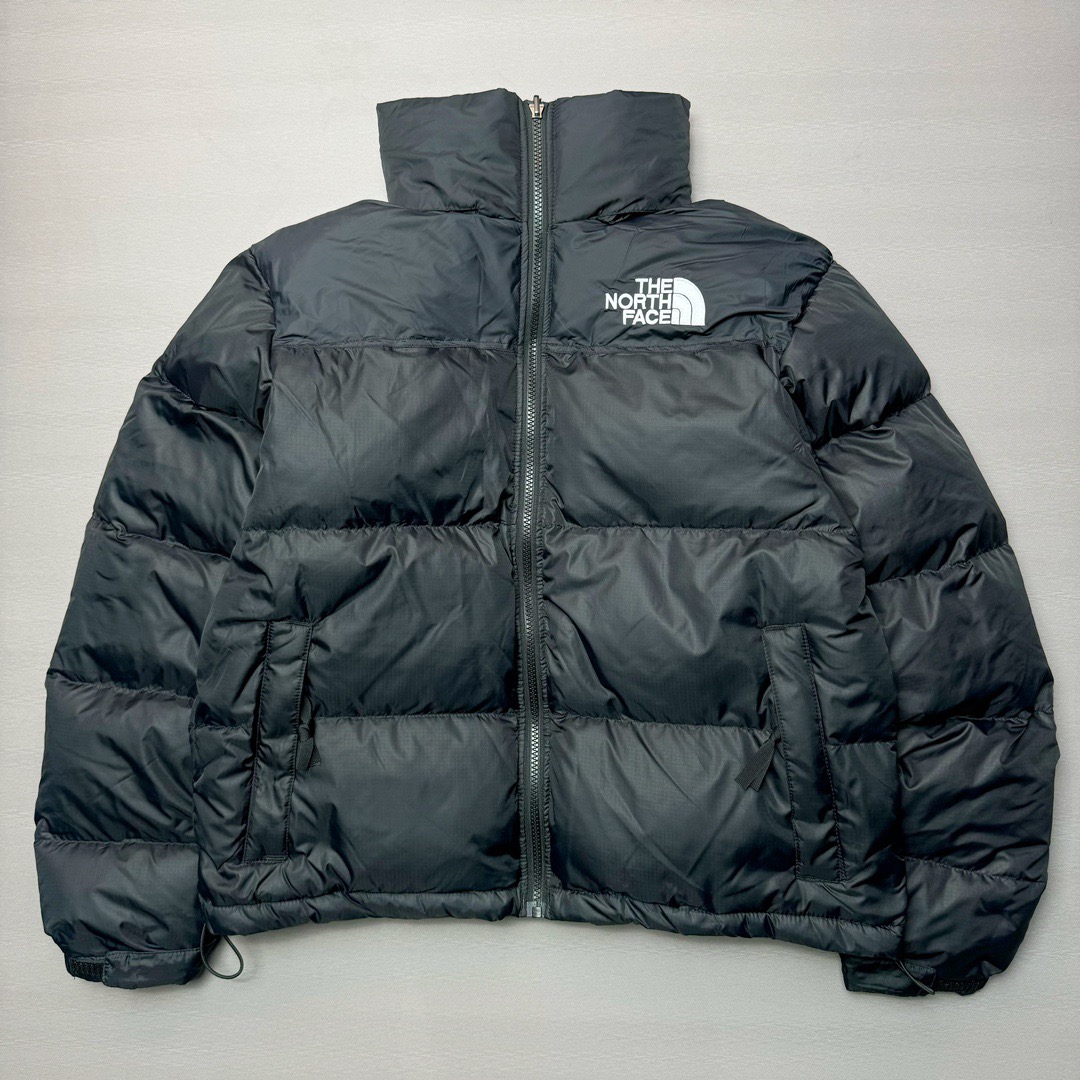 ＃K版暖冬福利 THE NORTH FACE 1996 Nuptse 北面经典拼色系列户外羽绒服 全程亲手操刀全程跟踪自主订单 纯正美版原版开发回避市场错误版型雷区 中高端提平台外贸客户首选版本 细节领先市场 专治各种艺术家臭毛病 超低售后率 万件现货 稳定供应 永不断码 独家定制特调绒区分市面低价棉服 充绒380克以上蓬松饱和度上手秒懂 辅料材料均独家定制区分市场粗材劣质 原版定制防水面料随意检测区分市场 全新定制主标NFC 可随意自主手机检测 尺码：XS-XXXL-选品中心