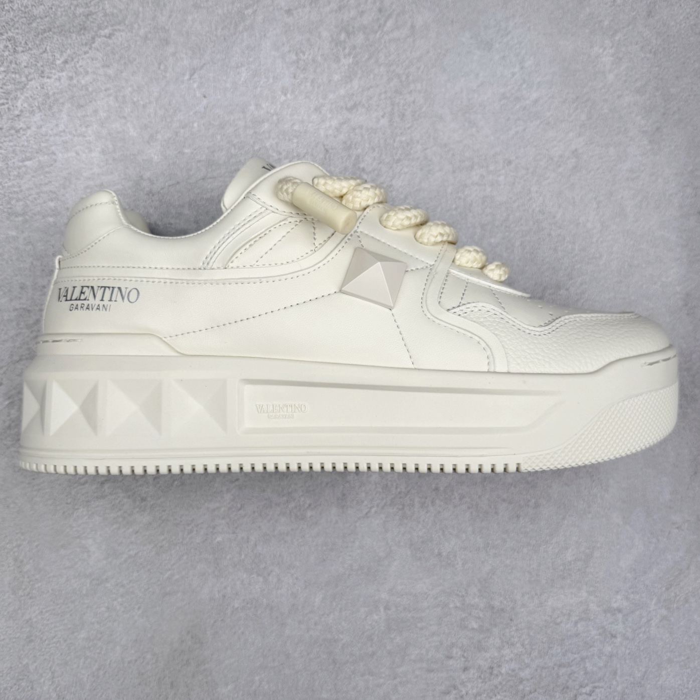 Valentino 华伦天奴 新款休闲鞋走秀情侣爆款 粗鞋带面包鞋休闲鞋 Elsa Hosk张艺兴 关晓彤等众多明星同款 pink pp系列芭比粉被eanor Hosk 穿出了不一样的随性和时髦 阿那亚大秀可谓是刷爆了时尚圈！鞋面全油边 面料：定制牛皮+冲孔工艺，独家开模TPU大底 全套包装 尺码：35 36 37 38 39 40 41 42 43 44 45-选品中心