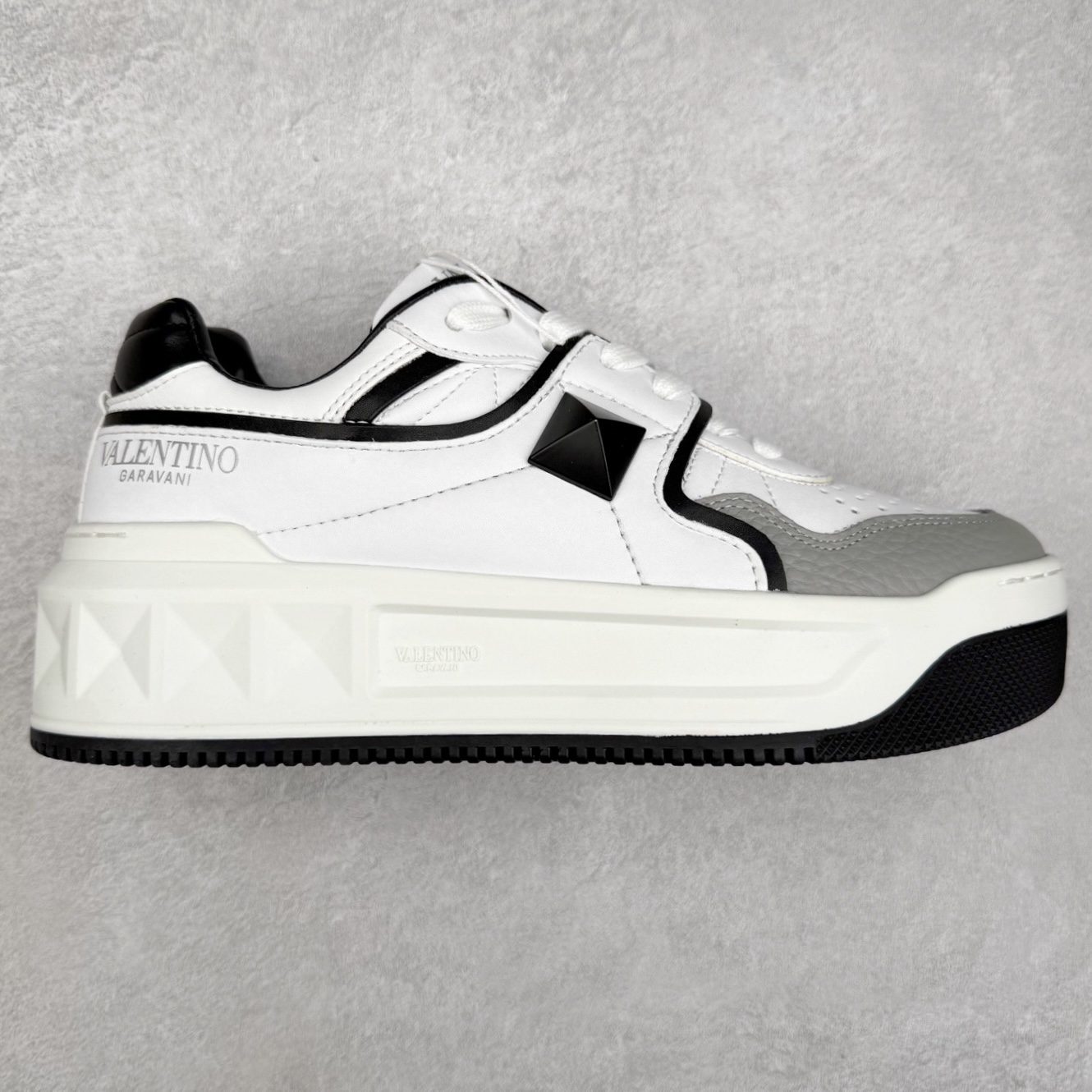 Valentino 华伦天奴 新款休闲鞋走秀情侣爆款 粗鞋带面包鞋休闲鞋 Elsa Hosk张艺兴 关晓彤等众多明星同款 pink pp系列芭比粉被eanor Hosk 穿出了不一样的随性和时髦 阿那亚大秀可谓是刷爆了时尚圈！鞋面全油边 面料：定制牛皮+冲孔工艺，独家开模TPU大底 全套包装 尺码：35 36 37 38 39 40 41 42 43 44 45-选品中心