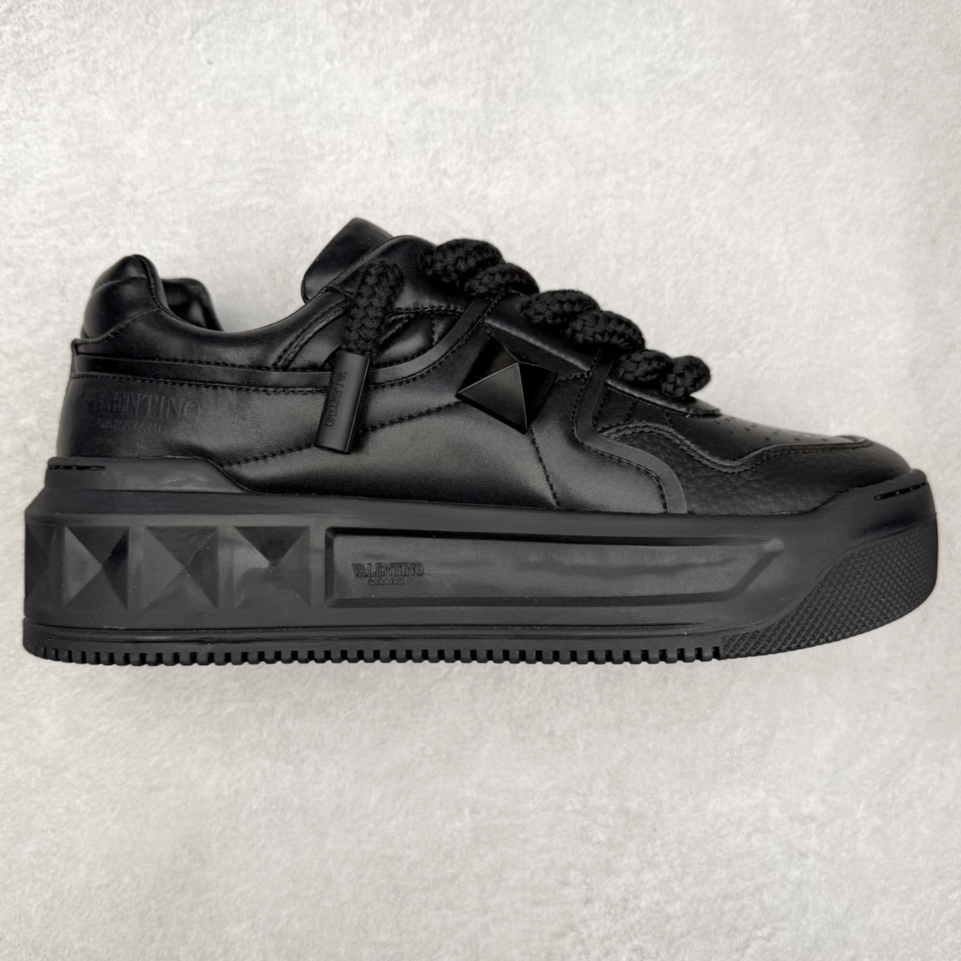 Valentino 华伦天奴 新款休闲鞋走秀情侣爆款 粗鞋带面包鞋休闲鞋 Elsa Hosk张艺兴 关晓彤等众多明星同款 pink pp系列芭比粉被eanor Hosk 穿出了不一样的随性和时髦 阿那亚大秀可谓是刷爆了时尚圈！鞋面全油边 面料：定制牛皮+冲孔工艺，独家开模TPU大底 全套包装 尺码：35 36 37 38 39 40 41 42 43 44 45-选品中心