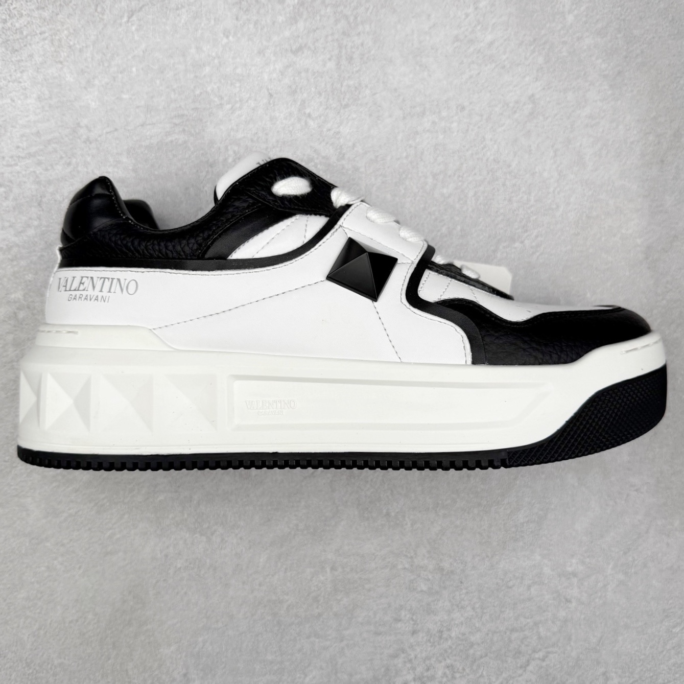 Valentino 华伦天奴 新款休闲鞋走秀情侣爆款 粗鞋带面包鞋休闲鞋 Elsa Hosk张艺兴 关晓彤等众多明星同款 pink pp系列芭比粉被eanor Hosk 穿出了不一样的随性和时髦 阿那亚大秀可谓是刷爆了时尚圈！鞋面全油边 面料：定制牛皮+冲孔工艺，独家开模TPU大底 全套包装 尺码：35 36 37 38 39 40 41 42 43 44 45-选品中心