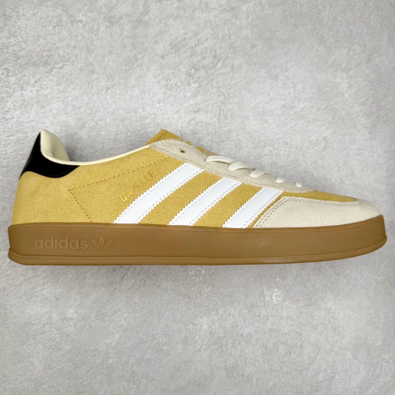 AD Gazelle Indoor Trainers 羚羊内训系列低帮复古百搭休闲运动德训风板鞋 JI3523 90年代经典的复刻版！自60年代以足球训练鞋面世以来,Gazelle就以其经典设计席卷全球。1991年版本的复刻,再造经典Gazelle。采用皮革打造,搭配浊色细节,让这款经典更加简约。尺码：36 36⅔ 37⅓ 38 38⅔ 39⅓ 40 40⅔ 41⅓ 42 42⅔ 43⅓ 44⅓ 44⅔ 45-选品中心