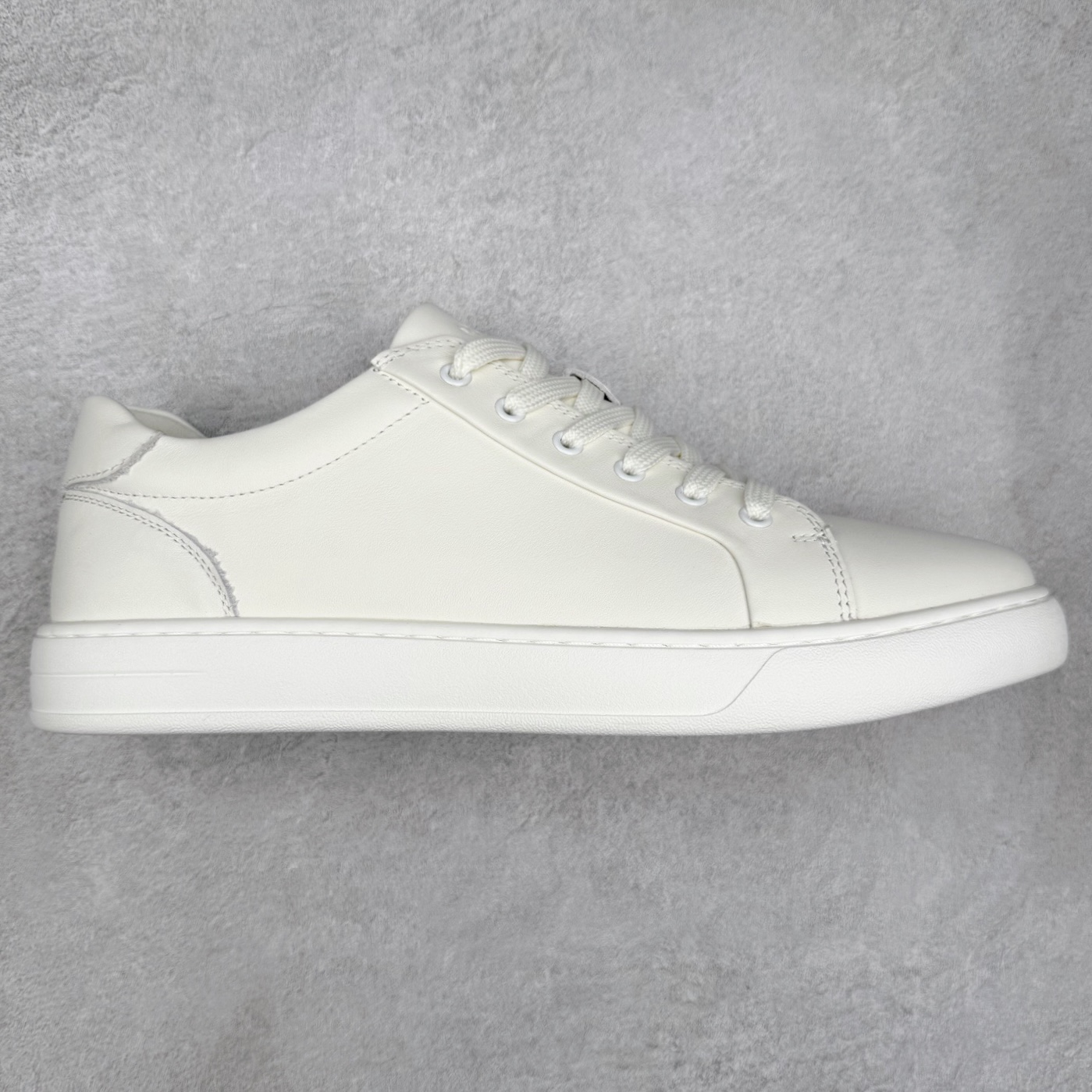 ECCO爱步街头系列牛皮运动潮流减震耐磨低帮板鞋 ECCO以三大核心特征为依托：北欧设计风格、鞋履制作、积极的生活方式。北欧设计风格：北欧设计特点是独特、有格调、实用和简约，并且品质优良。鞋履制作：ECCO钟爱鞋履制作以及一切与鞋履制作相关的事物。积极的生活方式：ECCO的创始人希望制作出的鞋履无需磨合，即可完美贴合脚型，帮助人们享受行走的乐趣。ECCO的成功源自其产品质量和创新的技术水平，恪守“鞋遵循双足”的设计理念，将的舒适度和风格融为一体。ECCO跑遍全世界寻找创新的原料。从制革制鞋一体化的设置，源头上控制皮革质量，确保对人体无害。 尺码：38 39 40 41 42 43 44 （皮鞋码）-选品中心