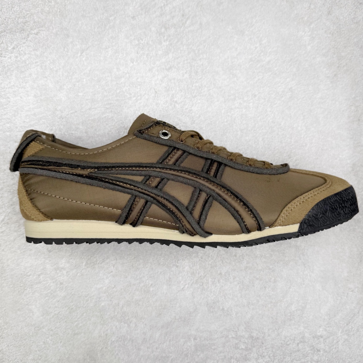 ＃C版 Asics Onitsuka Tiger MEXICO 66 亚瑟士鬼冢虎复古经典板鞋 市场王者选手 海外订单工厂出品 长期生产补货永不断码 超成熟稳定的做工品控 原装全套纸板楦头开发 原汁原味 完美呈现版型 私模正确鞋底咬花纹路 一比一鞋头弧度高度鞋身弧度 绝不口嗨 细节品控鞋型随意秒杀市面 原档咬花纹路私模大底 一个单元有六个三角形 总体形拼接呈现花瓣状 官方四联吊牌 原装Ortholite轻量化鞋垫 原盒原配 质保卡 说明书 钢印防尘纸 纸板中底带钢印 乳胶组合鞋垫 支持全方位的对比专柜 产品从款式颜色造型上体现出追求舒适和细节的完美 鞋类更是推崇手工制作的严谨与完美 融舒适性与可穿性的设计风格 注重细节的完美和别致魅力 既保持稳重 又不失轻松的时尚感 尺码：36 37 37.5 38 39 39.5 40 40.5 41.5 42 42.5 43.5 44 45-选品中心