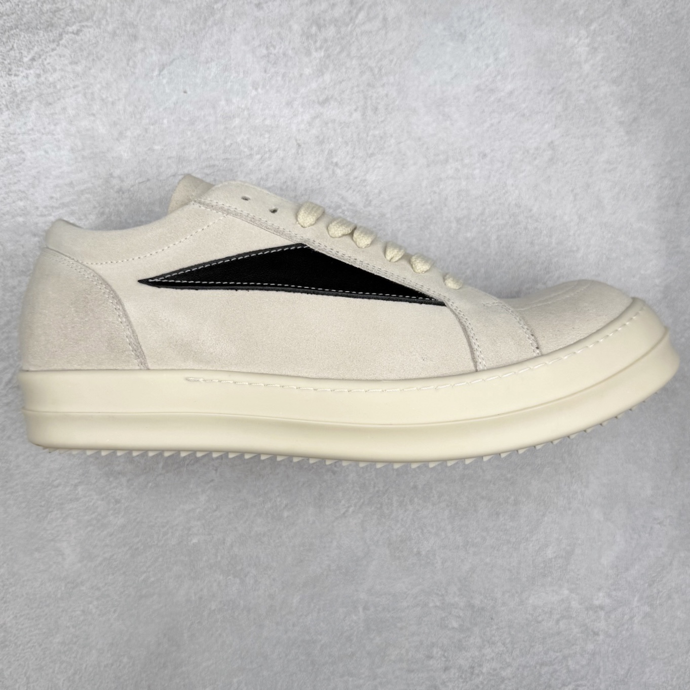 ＃纯原 Rick Owens Edfu 瑞克·欧文斯低帮皮面时尚运动板鞋 最新版底模 drkshdw字体凸出来的 无半点色差 斜纹布的材质和间距都是极致还原 【鞋头采用原版一致工艺 又翘又歪的效果目前这个技术市面上的任何版本都达不到这个效果】【经历了3个半月时间洪师傅带领8人团队终于研究出1-1复刻还原版本 东莞厚街洪师傅是一位有着17年的开板师经验丰富的一位老师傅 一针一孔的研究 私模开发205个走针69个细节一步到位不敢说百分百💯保证有百分之98还原 慢工出细活 好的产品不怕晚 这次的开发针对艺术家 收藏家 高品质的人群 定制品牌logo的拉链 超大一比一规格礼盒装 重达3斤以上 外加定制欧文斯保护盒 配有日文、英文 双语种配件卡片 细节诠释 一件不落 鞋盒翻盖 三标 正面+底部都一一做到 虽然增加不了实质的成本 但是打磨产品的细节 再微小也会还原 尺码：38 39 40 41 42 43 44 45 46-选品中心