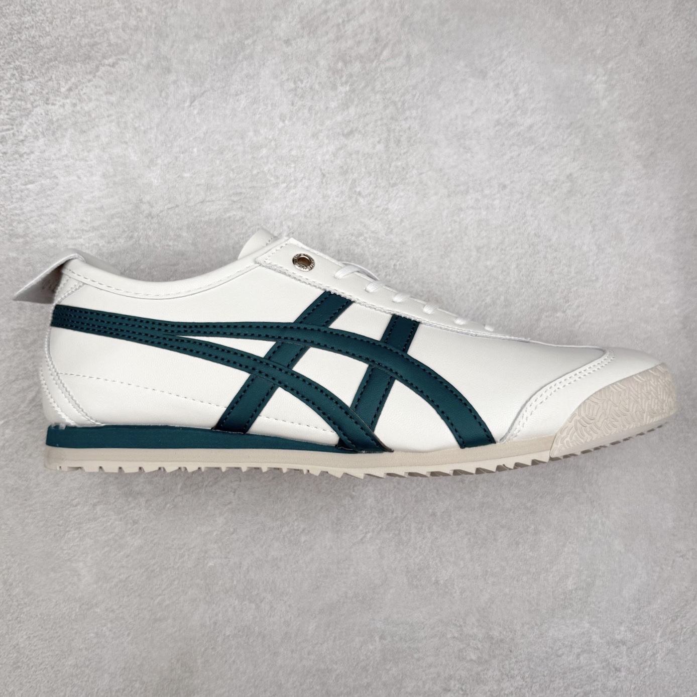 ＃纯原福利 Asics Onitsuka Tiger MEXICO 66 亚瑟士鬼冢虎复古经典板鞋 市场最强版本 原厂牛津布加持 海外订单工厂出品 超成熟稳定的做工品控 原装全套纸板楦头开发 原汁原味 完美呈现版型 私模正确鞋底咬花纹路 一比一鞋头弧度高度鞋身弧度 绝不口嗨 细节品控鞋型随意秒杀市面 原档咬花纹路私模大底 一个单元有六个三角形 总体形拼接呈现花瓣状 官方四联吊牌 原装Ortholite轻量化鞋垫 原盒原配 质保卡 说明书 钢印防尘纸 纸板中底带钢印 乳胶组合鞋垫 支持全方位的对比专柜 产品从款式颜色造型上体现出追求舒适和细节的完美 鞋类更是推崇手工制作的严谨与完美 融舒适性与可穿性的设计风格 注重细节的完美和别致魅力 既保持稳重 又不失轻松的时尚感 尺码：36 37 37.5 38 39 39.5 40 40.5 41.5 42 42.5 43.5 44 45-选品中心