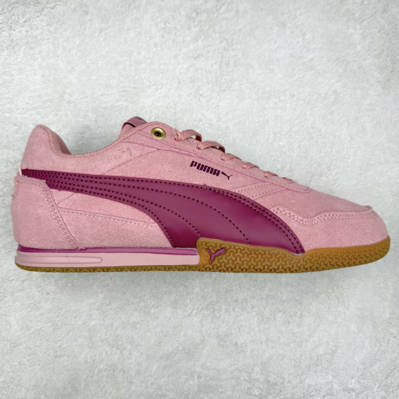 PUMA Bella Donna SD WMNS 彪马舒适百搭 低帮生活休闲鞋 彪马（Puma）是全球著名的运动品牌，中文作彪马，意为美洲狮，由创始人鲁道夫•达斯勒（Rudolf Dassler）于1948年在德国建立了这个品牌，数十年来PUMA一直在运动界位居要角，近几年来更成功的结合运动、休闲，时尚为一体，跃升为年轻人最爱品牌之一。实拍调校N版已经零色差零失真 百分百还原实物色彩所见即所得 不存在货不对板色差等低级问题 选购参考实物拍摄 不混卖不参货 只用心做好货严格选品 承诺混一赔十 尺码：36 36.5 37.5 38 38.5 39 40 40.5 41 42 42.5 43 44 44.5 45-选品中心