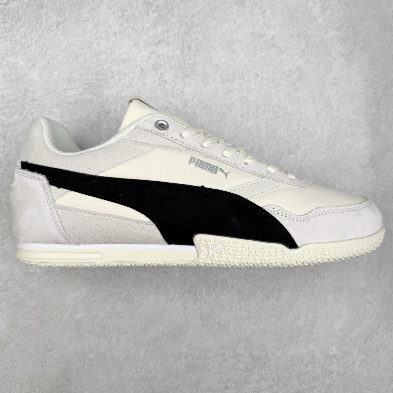 PUMA Bella Donna SD WMNS 彪马舒适百搭 低帮生活休闲鞋 彪马（Puma）是全球著名的运动品牌，中文作彪马，意为美洲狮，由创始人鲁道夫•达斯勒（Rudolf Dassler）于1948年在德国建立了这个品牌，数十年来PUMA一直在运动界位居要角，近几年来更成功的结合运动、休闲，时尚为一体，跃升为年轻人最爱品牌之一。实拍调校N版已经零色差零失真 百分百还原实物色彩所见即所得 不存在货不对板色差等低级问题 选购参考实物拍摄 不混卖不参货 只用心做好货严格选品 承诺混一赔十 尺码：36 36.5 37.5 38 38.5 39 40 40.5 41 42 42.5 43 44 44.5 45-选品中心