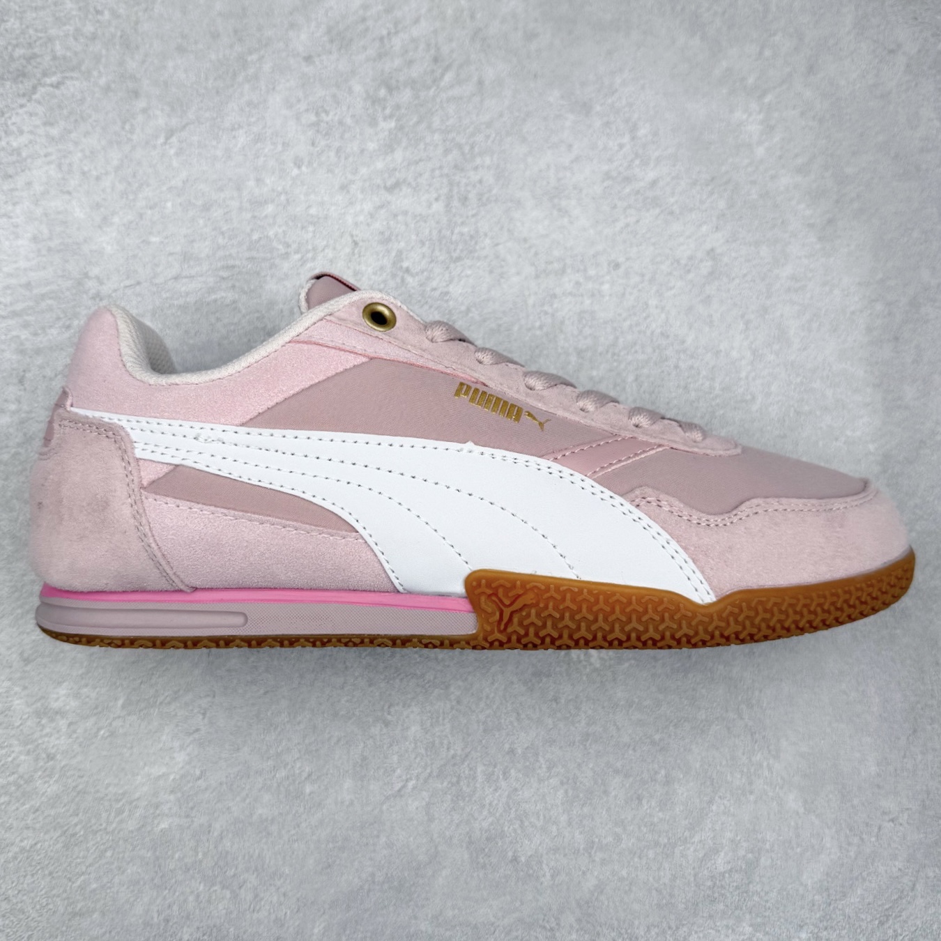 PUMA Bella Donna SD WMNS 彪马舒适百搭 低帮生活休闲鞋 彪马（Puma）是全球著名的运动品牌，中文作彪马，意为美洲狮，由创始人鲁道夫•达斯勒（Rudolf Dassler）于1948年在德国建立了这个品牌，数十年来PUMA一直在运动界位居要角，近几年来更成功的结合运动、休闲，时尚为一体，跃升为年轻人最爱品牌之一。实拍调校N版已经零色差零失真 百分百还原实物色彩所见即所得 不存在货不对板色差等低级问题 选购参考实物拍摄 不混卖不参货 只用心做好货严格选品 承诺混一赔十 尺码：36 36.5 37.5 38 38.5 39 40 40.5 41 42 42.5 43 44 44.5 45-选品中心