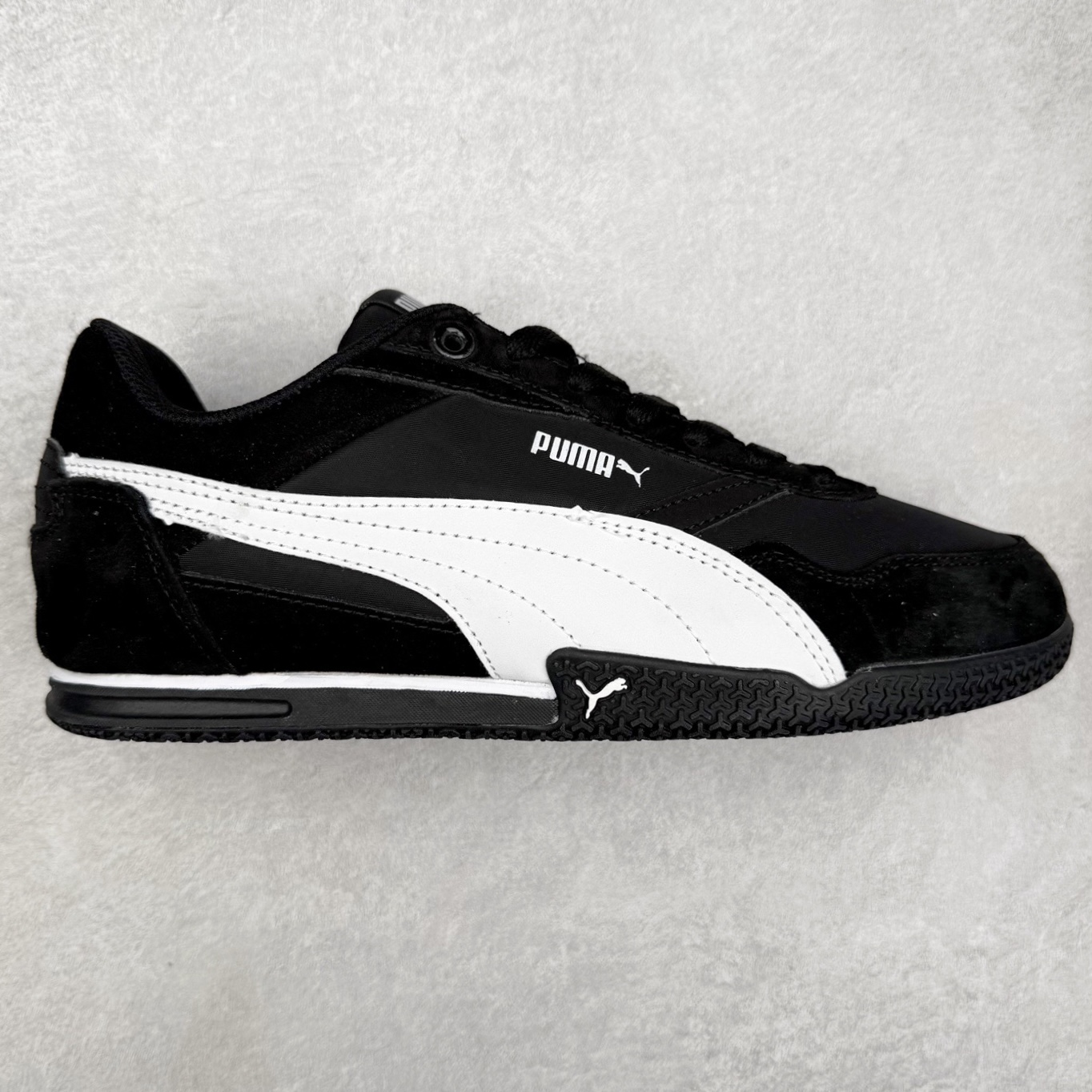 PUMA Bella Donna SD WMNS 彪马舒适百搭 低帮生活休闲鞋 彪马（Puma）是全球著名的运动品牌，中文作彪马，意为美洲狮，由创始人鲁道夫•达斯勒（Rudolf Dassler）于1948年在德国建立了这个品牌，数十年来PUMA一直在运动界位居要角，近几年来更成功的结合运动、休闲，时尚为一体，跃升为年轻人最爱品牌之一。实拍调校N版已经零色差零失真 百分百还原实物色彩所见即所得 不存在货不对板色差等低级问题 选购参考实物拍摄 不混卖不参货 只用心做好货严格选品 承诺混一赔十 尺码：36 36.5 37.5 38 38.5 39 40 40.5 41 42 42.5 43 44 44.5 45-选品中心