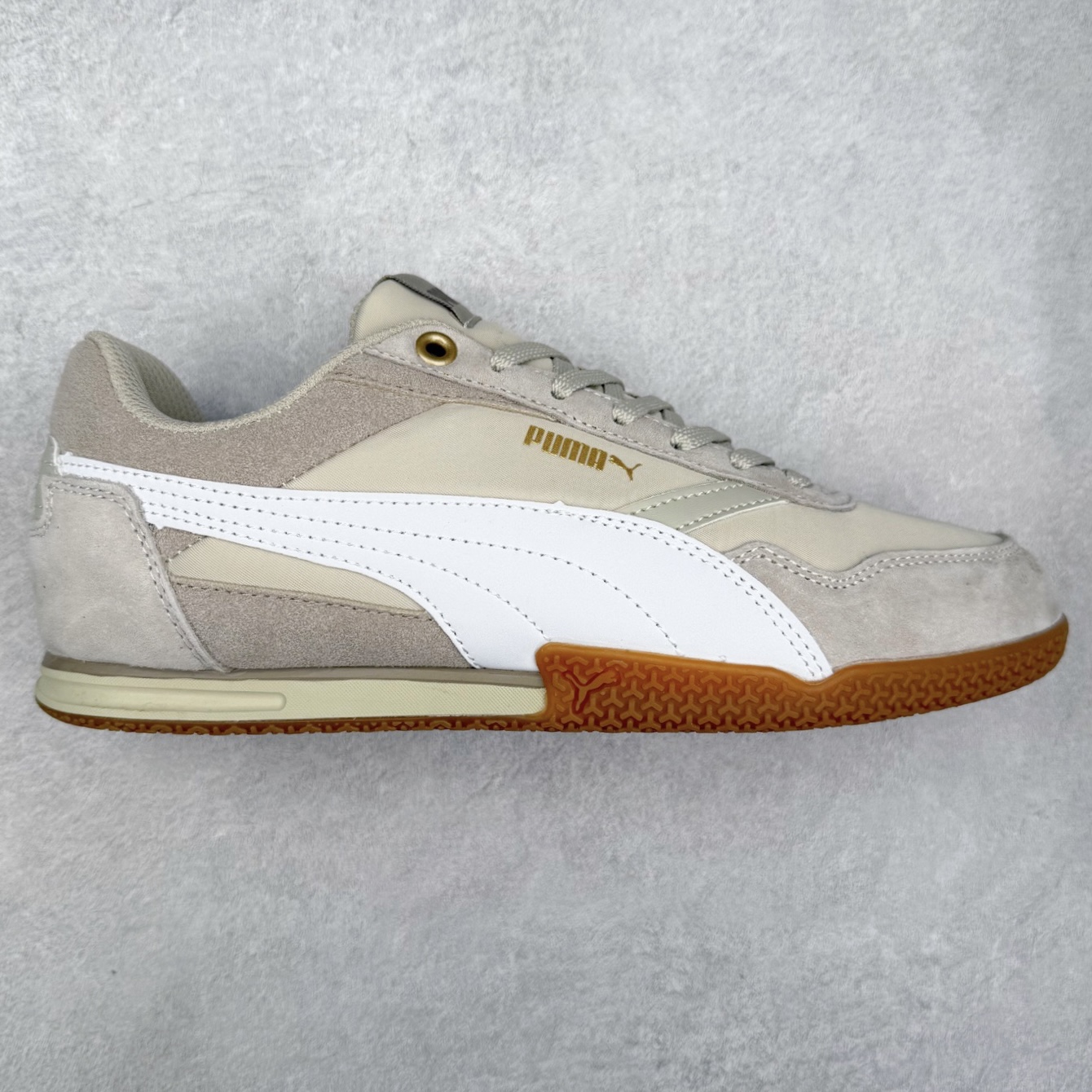 PUMA Bella Donna SD WMNS 彪马舒适百搭 低帮生活休闲鞋 彪马（Puma）是全球著名的运动品牌，中文作彪马，意为美洲狮，由创始人鲁道夫•达斯勒（Rudolf Dassler）于1948年在德国建立了这个品牌，数十年来PUMA一直在运动界位居要角，近几年来更成功的结合运动、休闲，时尚为一体，跃升为年轻人最爱品牌之一。实拍调校N版已经零色差零失真 百分百还原实物色彩所见即所得 不存在货不对板色差等低级问题 选购参考实物拍摄 不混卖不参货 只用心做好货严格选品 承诺混一赔十 尺码：36 36.5 37.5 38 38.5 39 40 40.5 41 42 42.5 43 44 44.5 45-选品中心