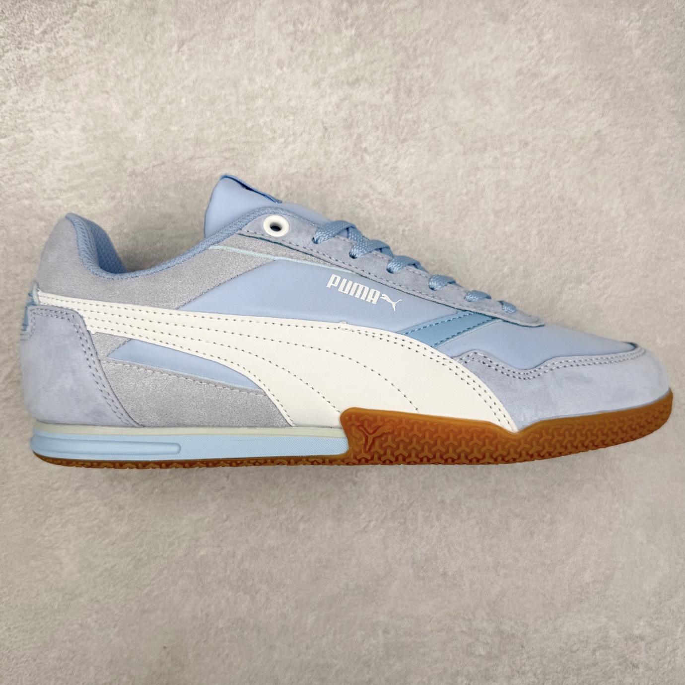 PUMA Bella Donna SD WMNS 彪马舒适百搭 低帮生活休闲鞋 彪马（Puma）是全球著名的运动品牌，中文作彪马，意为美洲狮，由创始人鲁道夫•达斯勒（Rudolf Dassler）于1948年在德国建立了这个品牌，数十年来PUMA一直在运动界位居要角，近几年来更成功的结合运动、休闲，时尚为一体，跃升为年轻人最爱品牌之一。实拍调校N版已经零色差零失真 百分百还原实物色彩所见即所得 不存在货不对板色差等低级问题 选购参考实物拍摄 不混卖不参货 只用心做好货严格选品 承诺混一赔十 尺码：36 36.5 37.5 38 38.5 39 40 40.5 41 42 42.5 43 44 44.5 45-选品中心