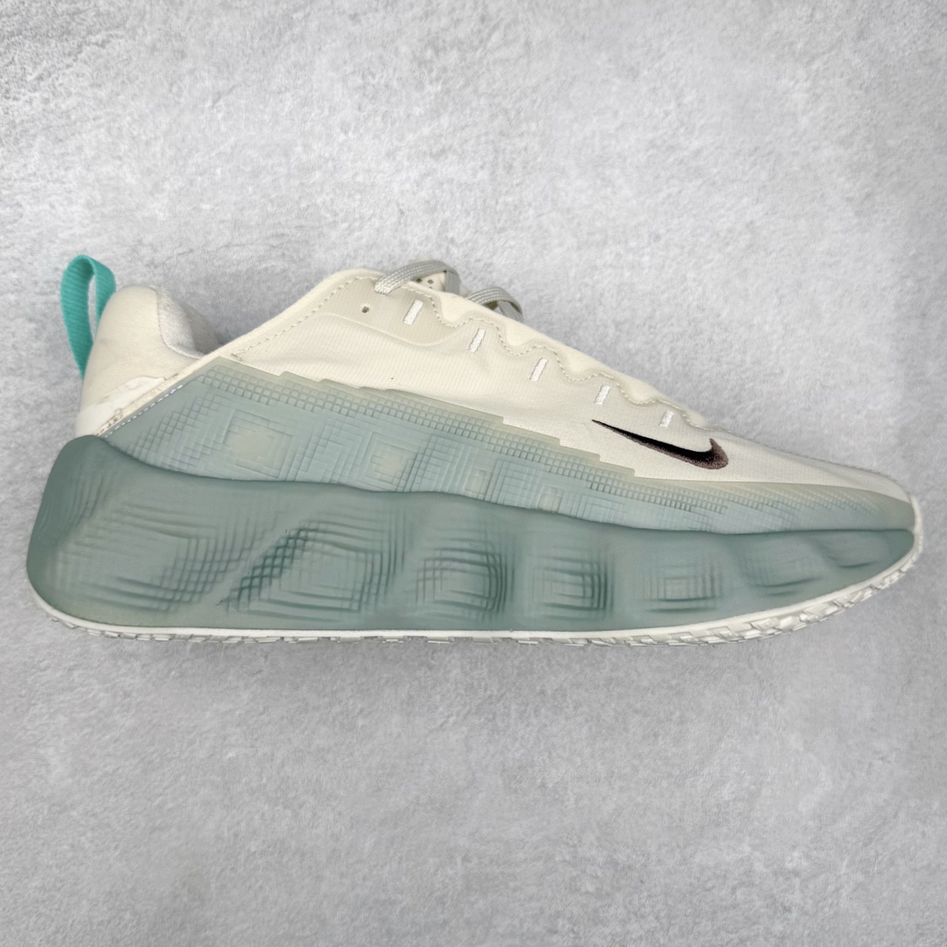 HYEIN SEO x NK Ava Rover 百搭舒适耐磨低帮跑步鞋 男女同款 流线型轮廓，通过轻薄物料鞋面结合 TPU 网格状支撑示人，增厚的中底材质选用 ReactX 加持，华夫外底收尾。鞋垫与后跟鞋提，克制点缀 Hyein Seo 字样。鞋垫与鞋提则采用菱形格纹的变化元素呈现。实拍调校N版已经零色差零失真 百分百还原实物色彩所见即所得 不存在货不对板色差等低级问题 选购参考实物拍摄 不混卖不参货 只用心做好货严格选品 承诺混一赔十 尺码：36 36.5 37.5 38 38.5 39 40 40.5 41 42 42.5 43 44 44.5 45-选品中心