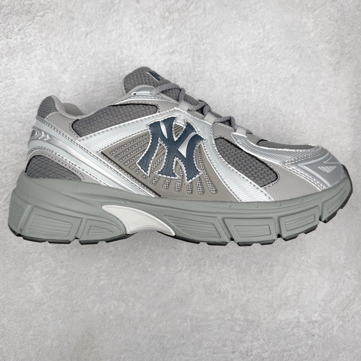 MLB New York Yankees Curve Runner 舒适百搭流浪鞋防滑耐磨低帮跑步鞋 Korea韩国联名NY美国榄球纽约洋基队限定 目前可过轻松秒过各类鉴定 能操作的私聊 韩国代购专供 左脚内置NFC感应 区别市面贴纸假芯片 MLB专用菱形双针中底布 重点细节中底布带注胶孔 原厂NFC感应吊牌 支持鉴定 一个两位数 原盒原标 全套原楦原纸板原厂数据开发 中韩文保养标贴 绿色防霉片 平台代购专供 独家一比一RB+MD组合大底 高频后跟小人Logo精准对位立体饱满 正确网布加超迁鞋面 转印中底走线紧密 转印Logo工艺表层防刮不掉色 尺码：35 36 36.5 37.5 38 38.5 39 40 40.5 41 42 42.5 43 44 44.5 45-选品中心