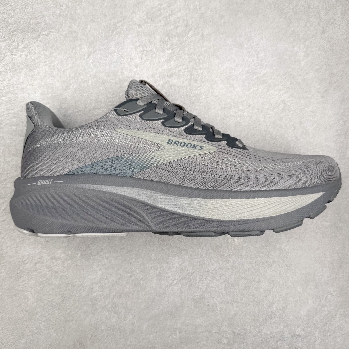 Brooks布鲁克斯 Ghost 17 马拉松舒适百搭防滑耐磨低帮跑步鞋 Brooks 四大跑鞋之一 百年品牌 跑鞋从外形上基本就能判断这是一款速度跑鞋 简洁干练的外形结构和极强的运动流线型看着非常有速度感 上脚的第一感觉是非常轻 美码9码的鞋单只206g不到 从个人偏好来说 200g左右的竞速鞋最具安全感 鞋面采用单层网布 很薄 前掌使用了大量开放式网眼 排气直接快速 透气性上乘 鞋舌也是轻量化设计 仅为一层麂皮 和脚背完美贴合 鞋舌中央有个防偏穿孔 从实际穿着来看 通常鞋舌都是外偏 如果是防偏穿孔位于中心 防偏效果其实并不十分有效 如果采用趋外侧的偏心设计更有效 鞋帮泡棉填充量不大 但非常紧凑 贴合舒适 包裹稳固 内置硬质TPU保证必要的稳定性 跑鞋中底采用的是DNA FLASH科技材料 DNA FLASH中底科技 是Brooks第一款将氮气注入中底的创新科技 主要原理是借助“超临界流体”发泡技术 将液态氮稳定的转化为气态氮 并使其均匀地形成无数紧密贴合的密闭式气囊结构 尺码：36 36.5 37.5 38 38.5 39 40 40.5 41 42 42.5 43 44 44.5 45 46-选品中心